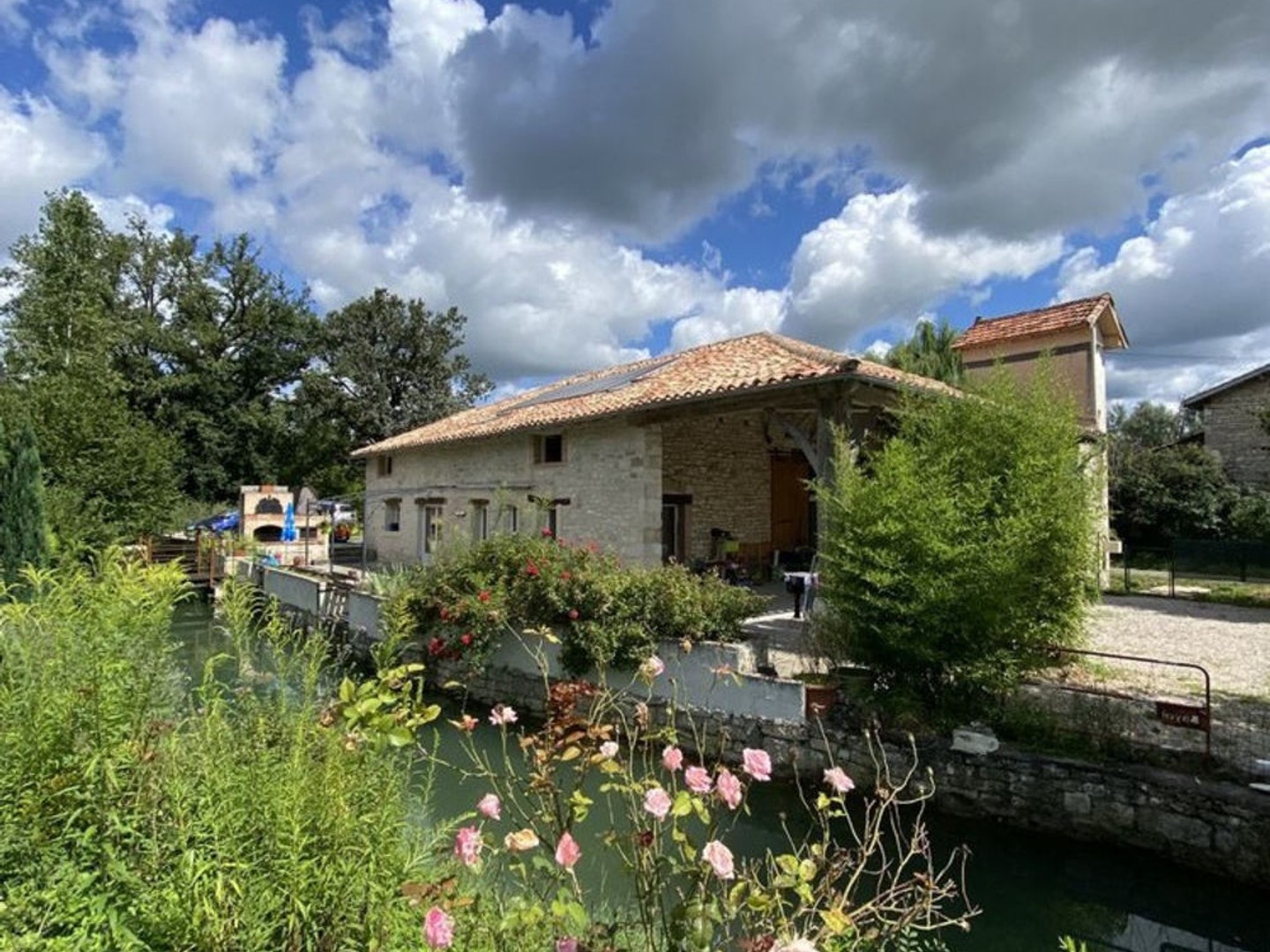 CAUSSADE -GRANGE RENOVEE D'ENVIRON 262 M2 + UN GARAGE ET UN HANGAR ET TERRAIN D'ENVIRON 5098M2