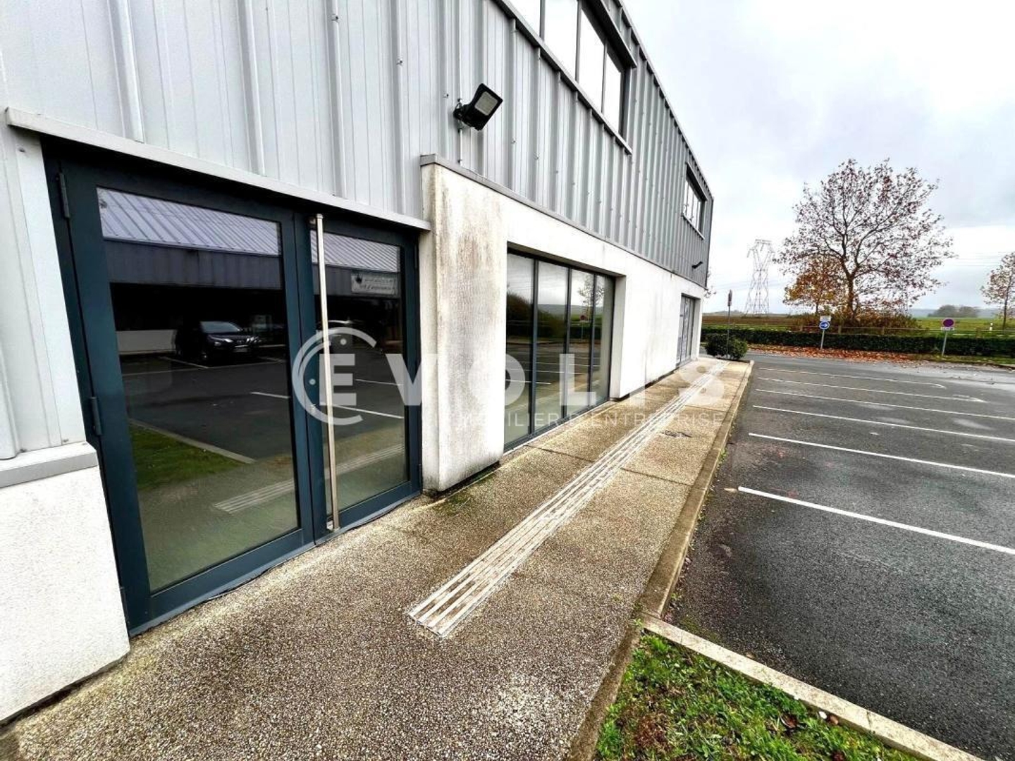 A VENDRE/ A LOUER - Local commercial neuf 81 m² - Fontenay-le-Vicomte (91)