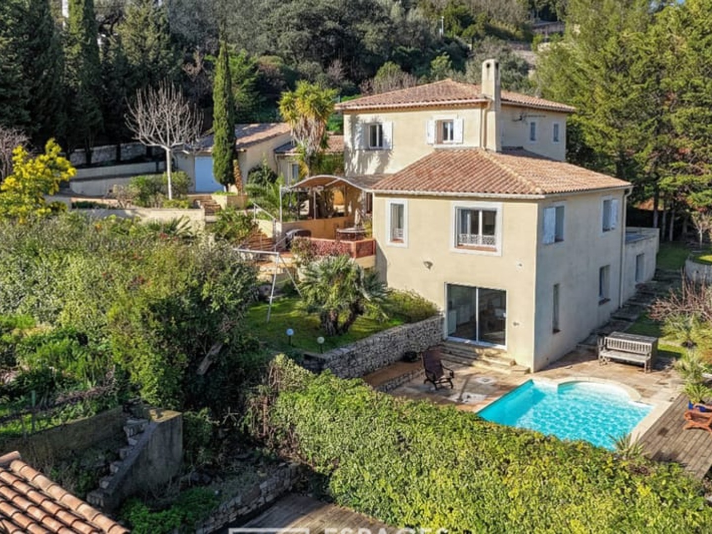 Villa familiale d'architecte avec jardin et piscine