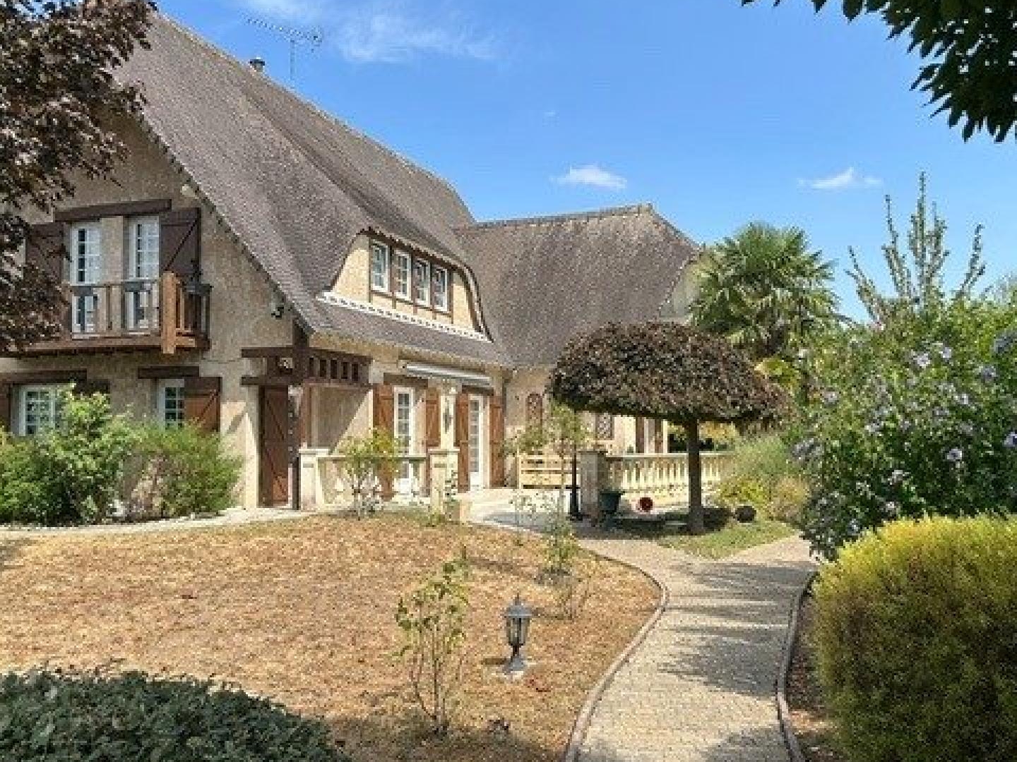 Magnifique maison familiale de caractère de 180M² avec piscine , idéalement située proche des écoles