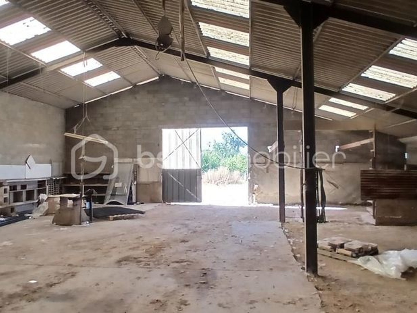 Locaux à vendre - 400m2 - Loiré-Sur-Nie (17470)