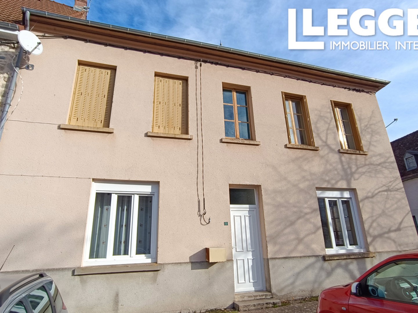 Charmante maison de 2 appartements séparés (dont 1 actuellement loué), cour, dans une jolie ville Creusoise