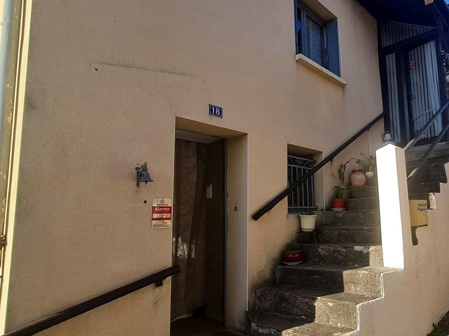 Maison rénovée sur les hauteurs de Decazeville, à moins de 1 km du centre ville. Vendue meublée et décorée