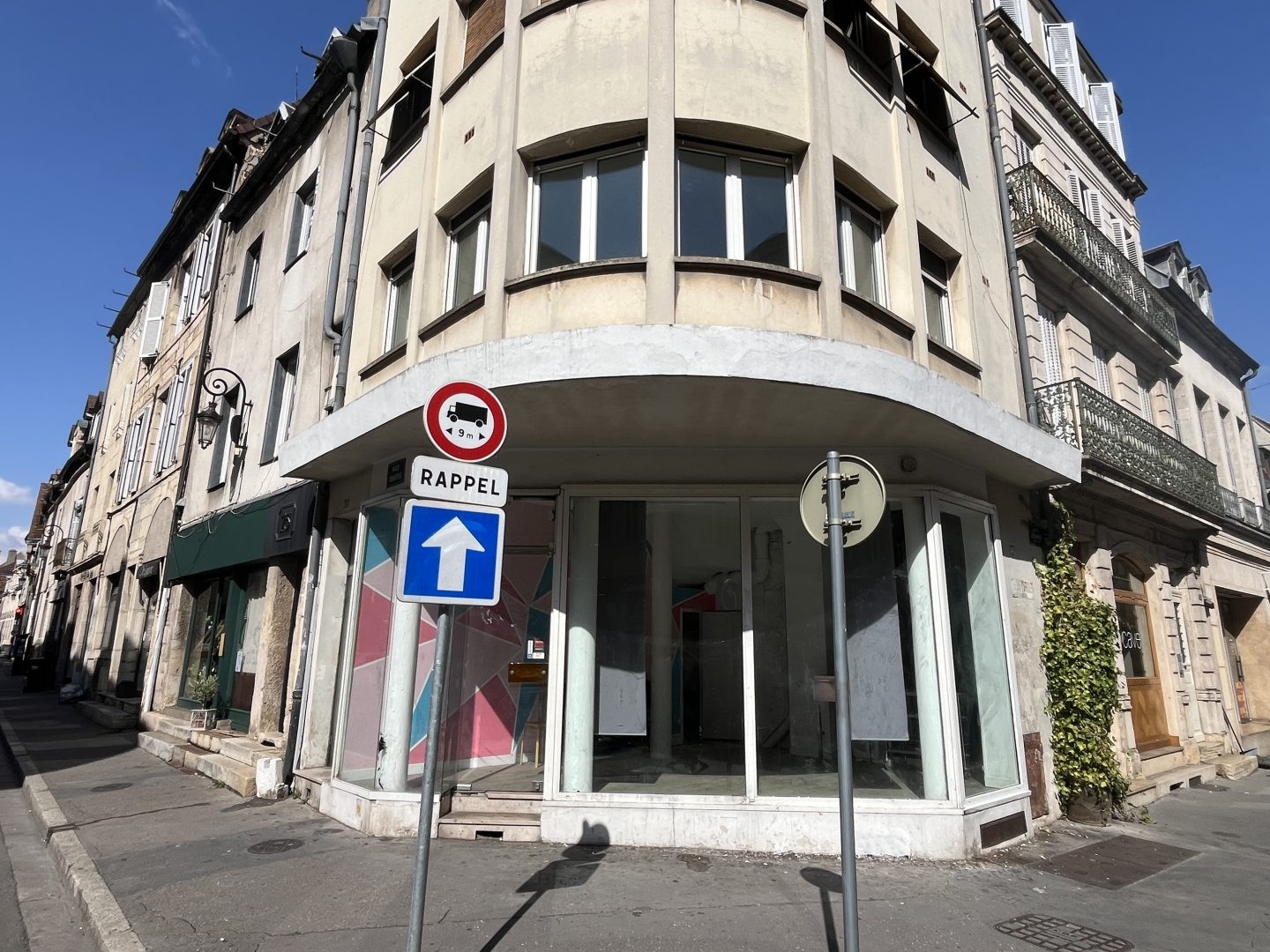 MURS COMMERCIAUX