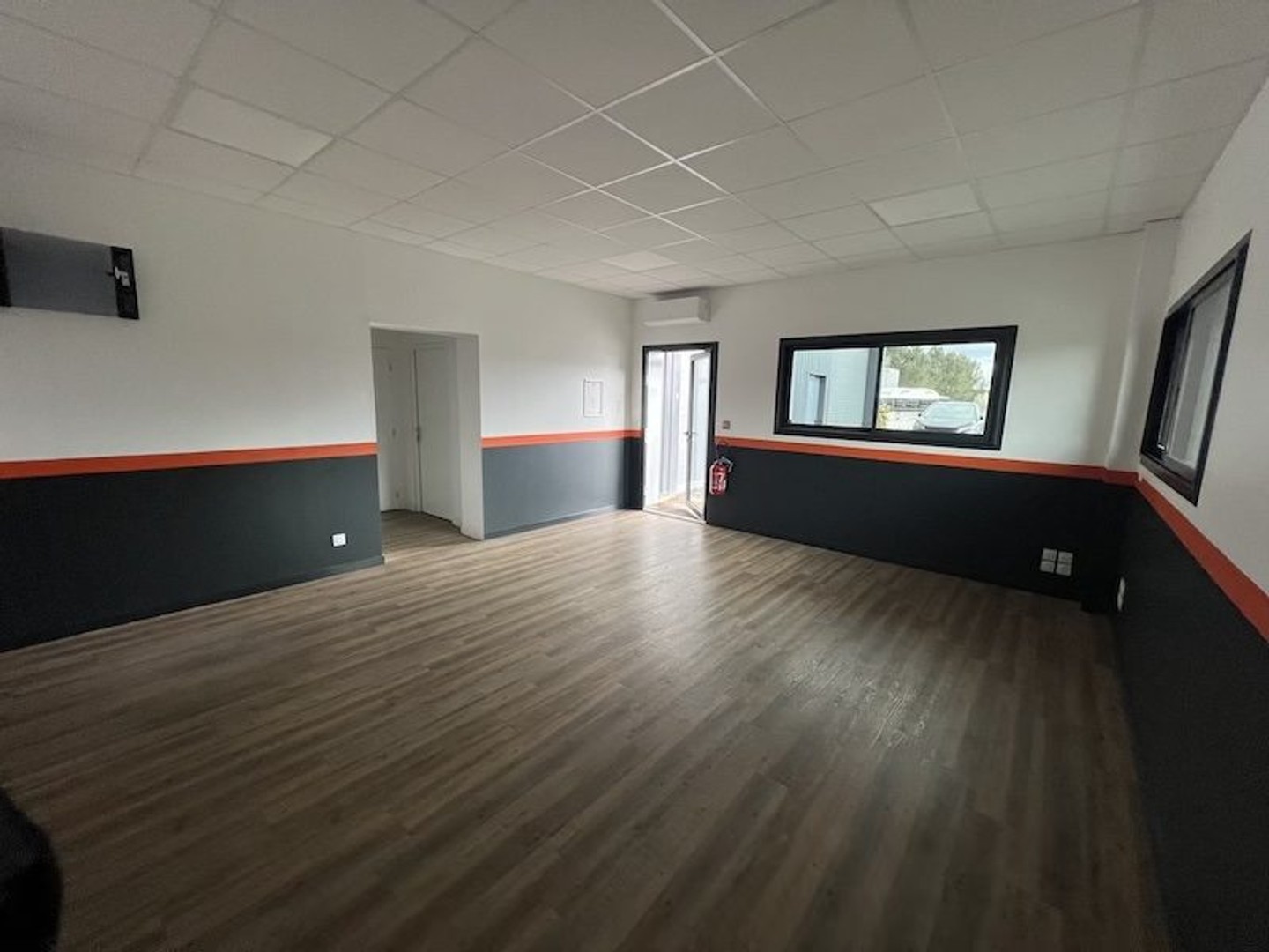 Local commercial 3 pièces 303 m²