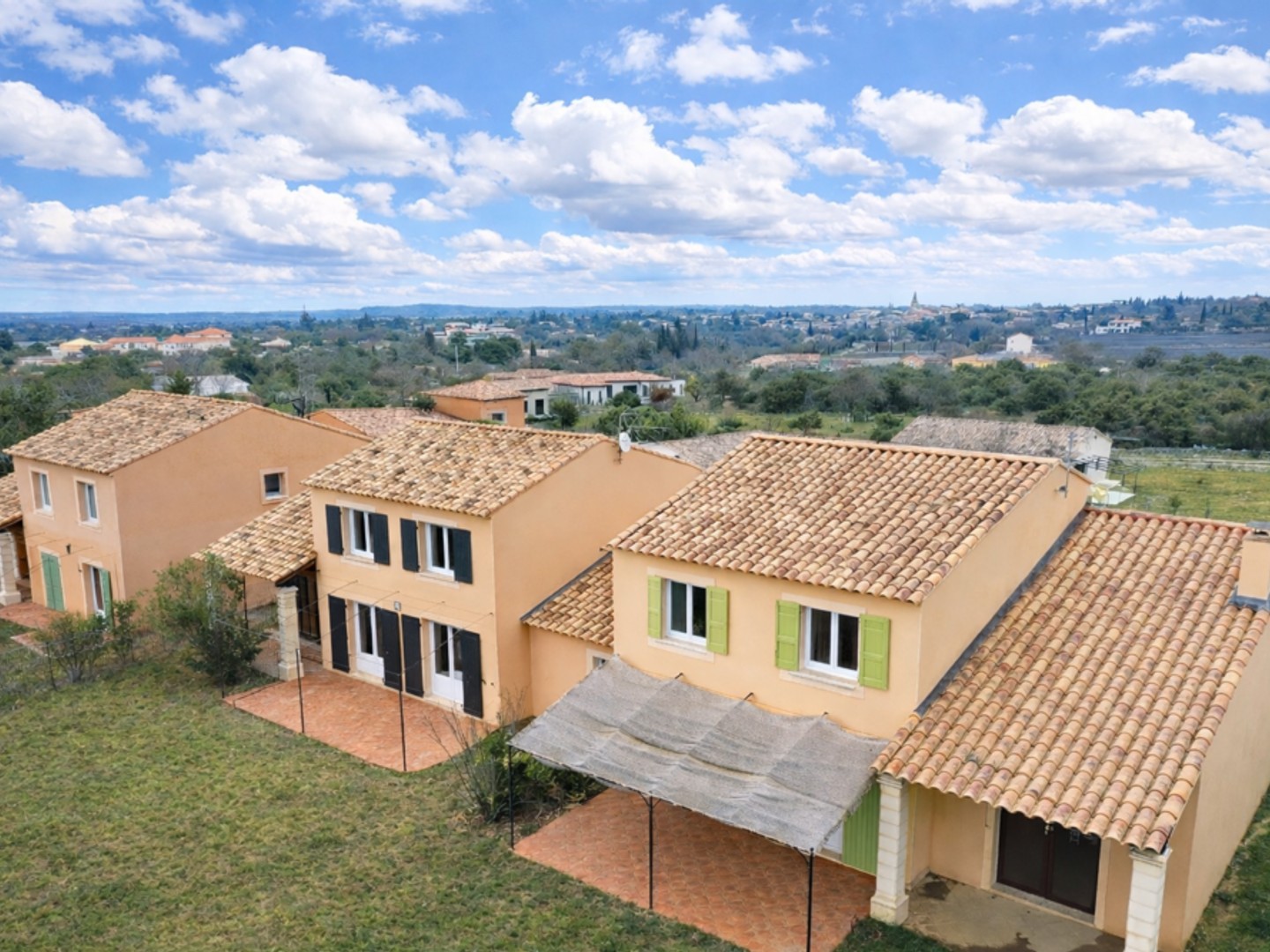 SAINT-REMÈZE Ensemble immobilier de 3 villas, idéal investissement locatif