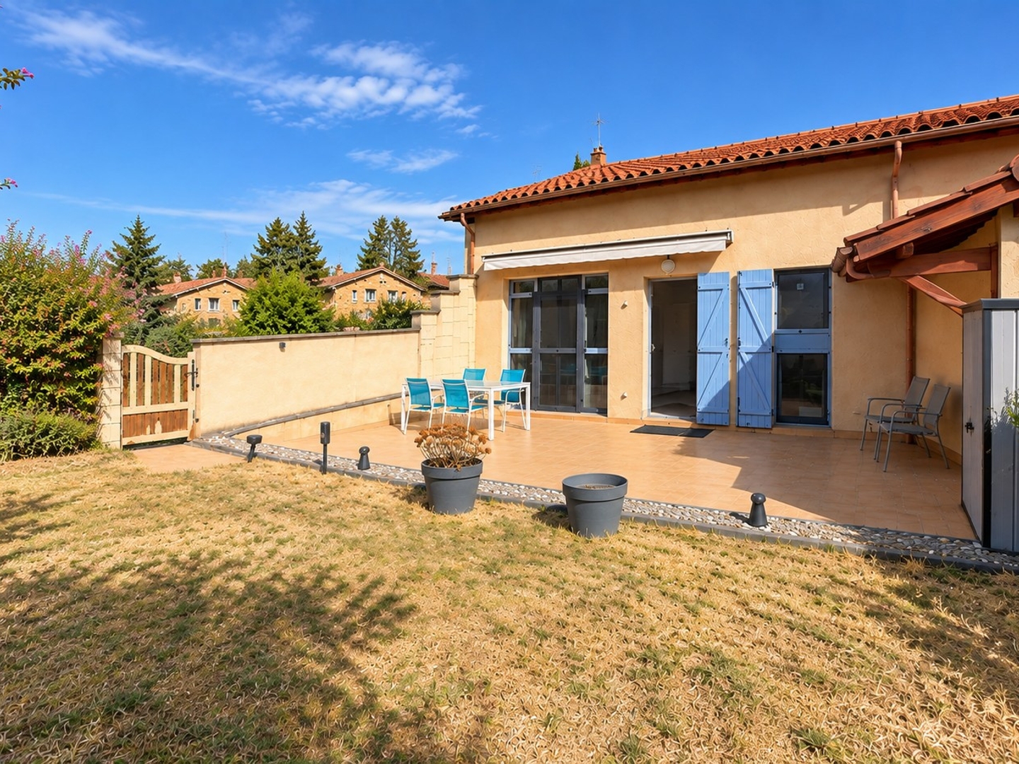 ANCIEN CUVAGE RÉNOVÉ – 100 M² , 3 CHAMBRES, GRAND GARAGE ET JARDIN