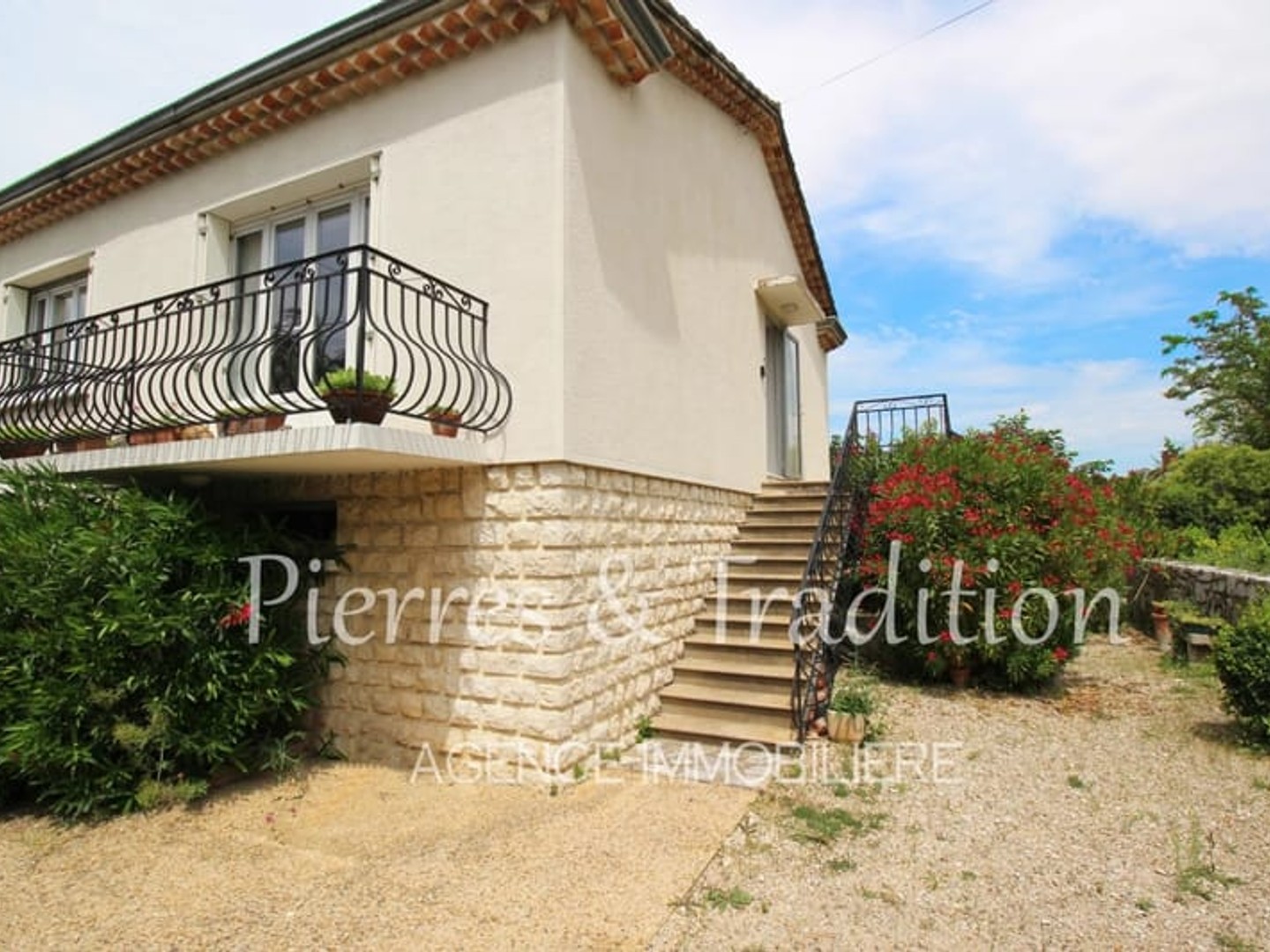 APT, maison avec jardin et grand garage à deux pas de la ville