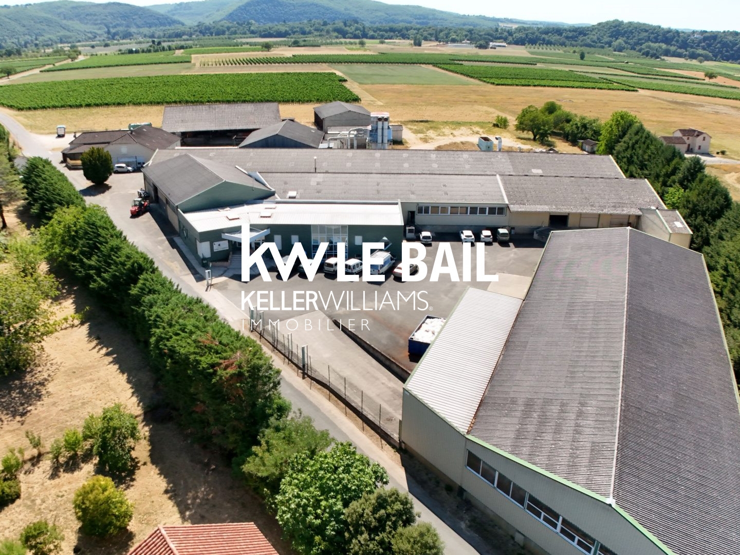 À VENDRE - ENSEMBLE IMMOBILIER INDUSTRIEL DE 5860 M² DANS LE LOT