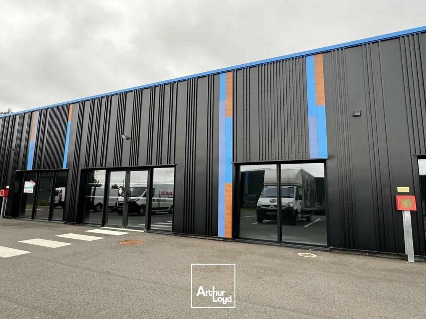 MONTBAZON ZAC DE LA GRANGE BARBIER COMMERCE A VENDRE 600 M² NEUF ET FONCTIONNEL