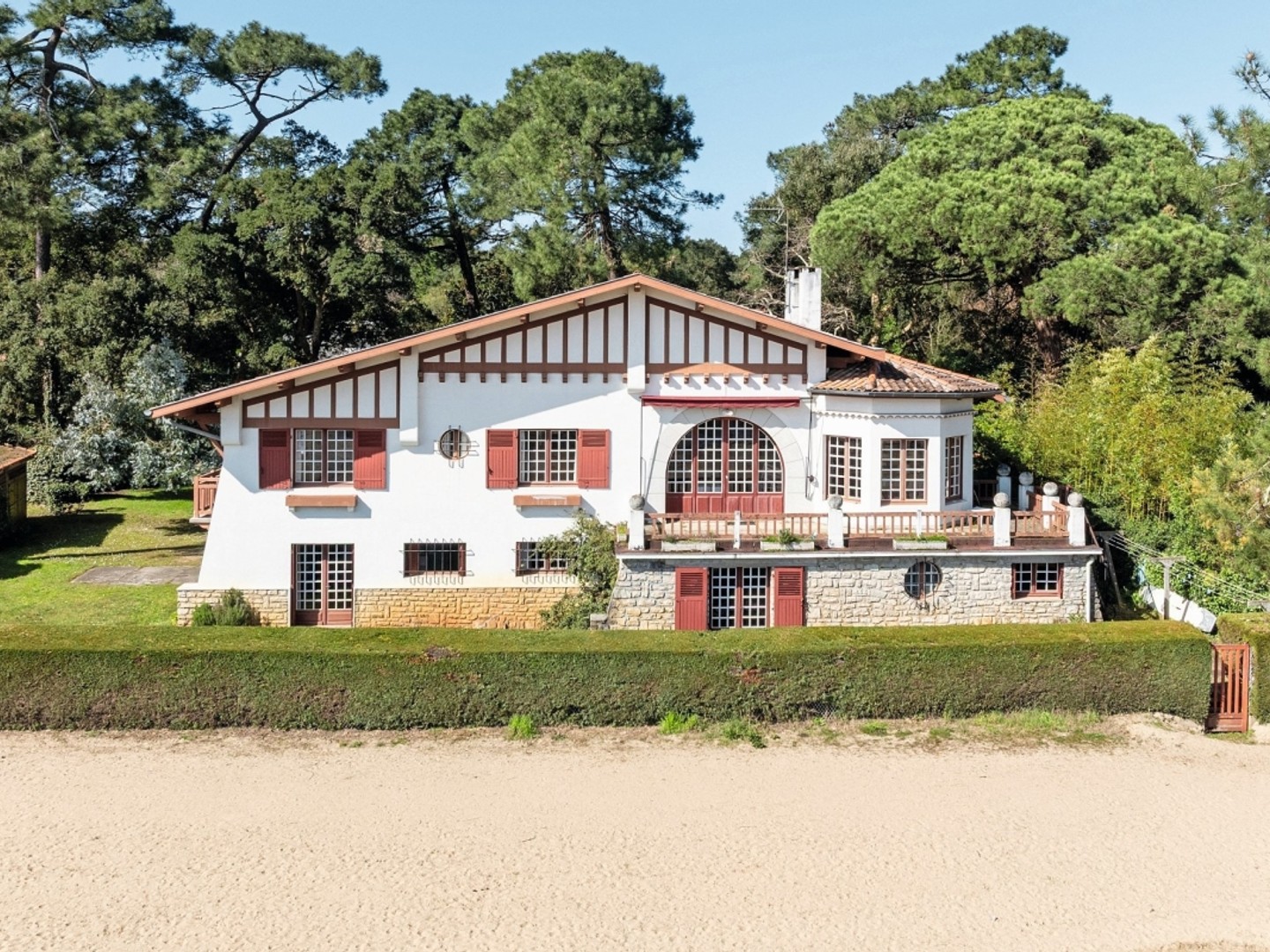 VILLA EN PREMIÈRE LIGNE LAC