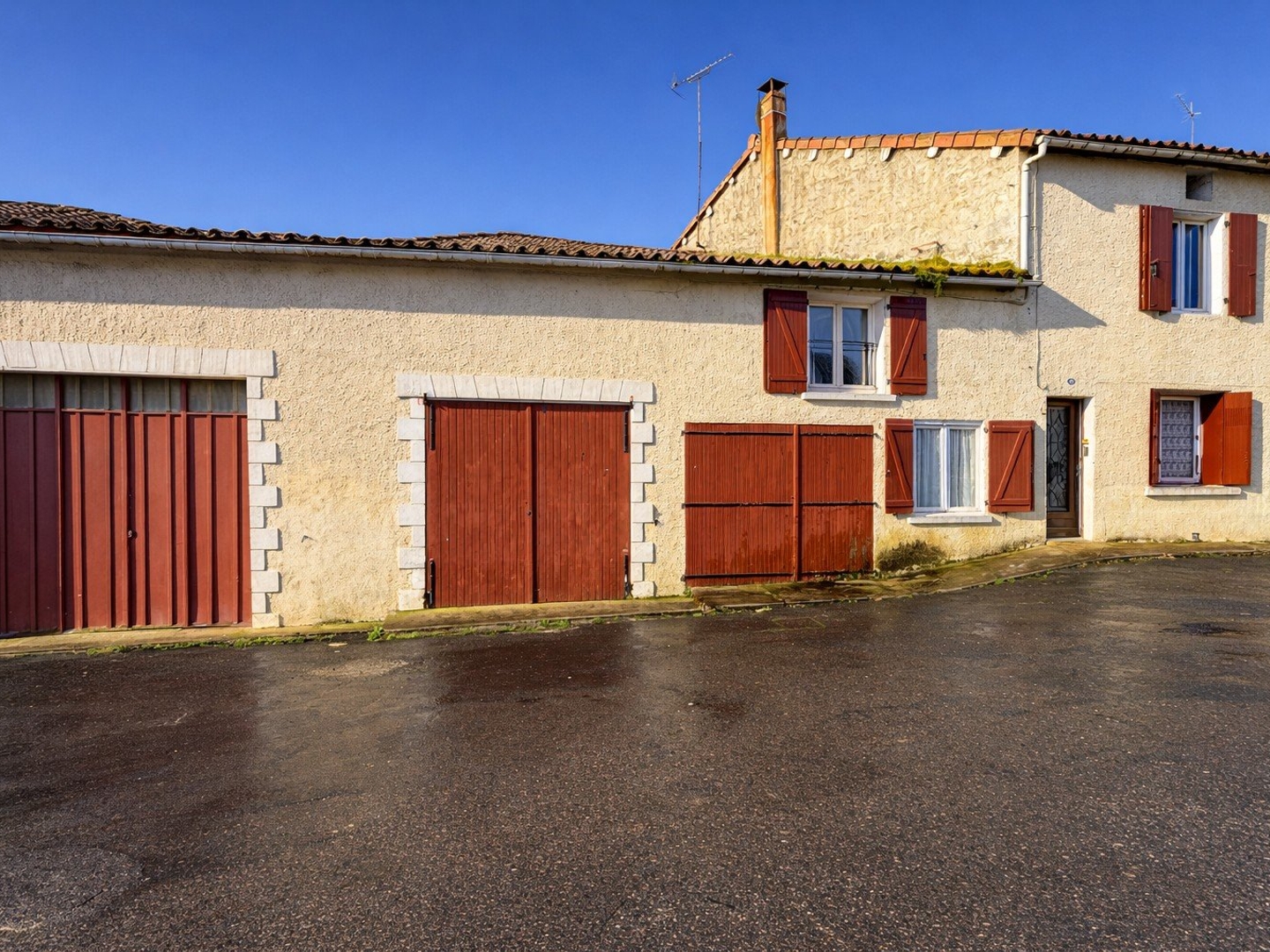 Maison de ville avec trois chambres, une cour-jardin et deux grands garages