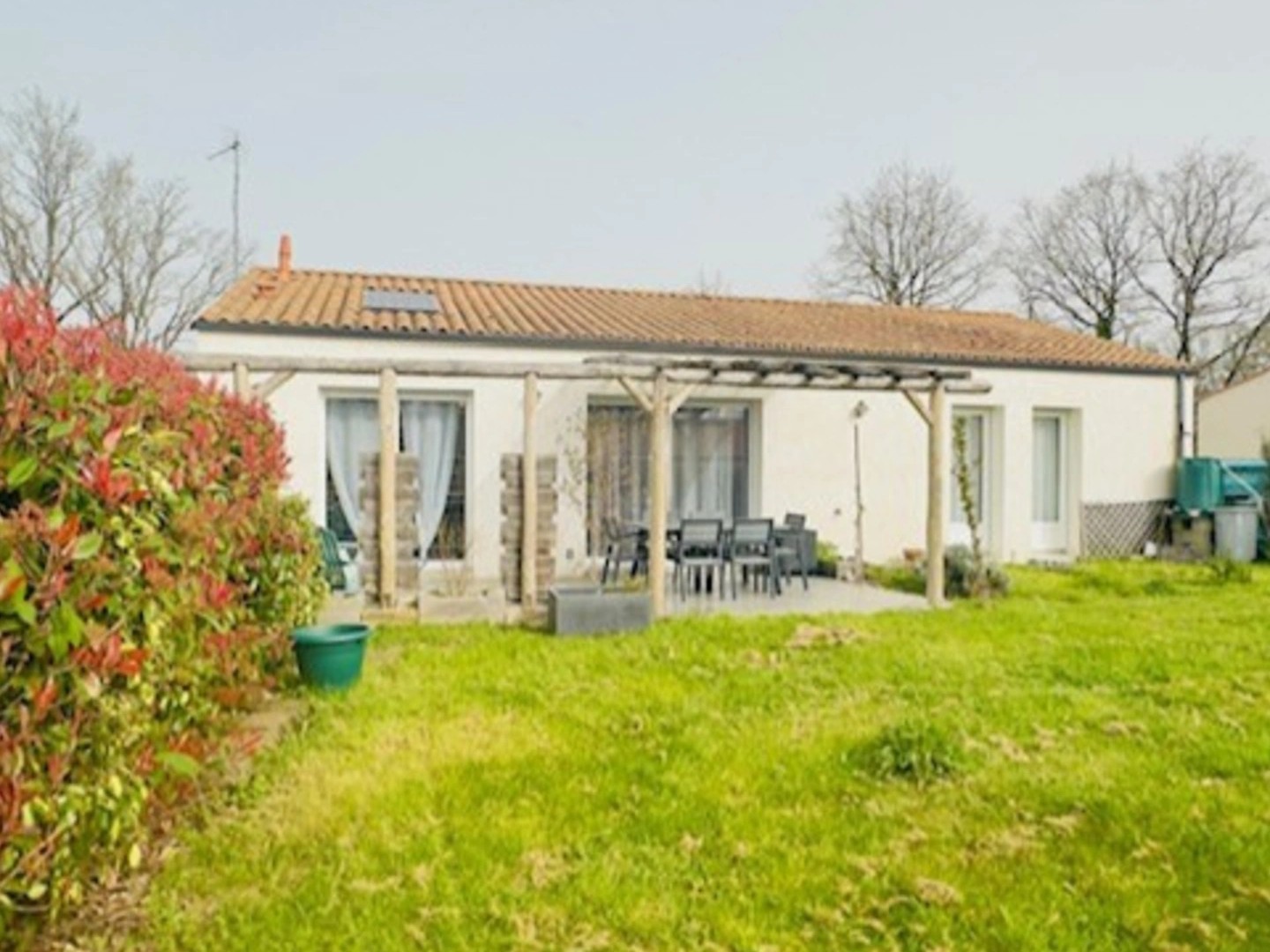 Exclusivité - LANDERONDE - Maison de plain pied récente,2018, trois chambres, garage, jardin env. 490 m²