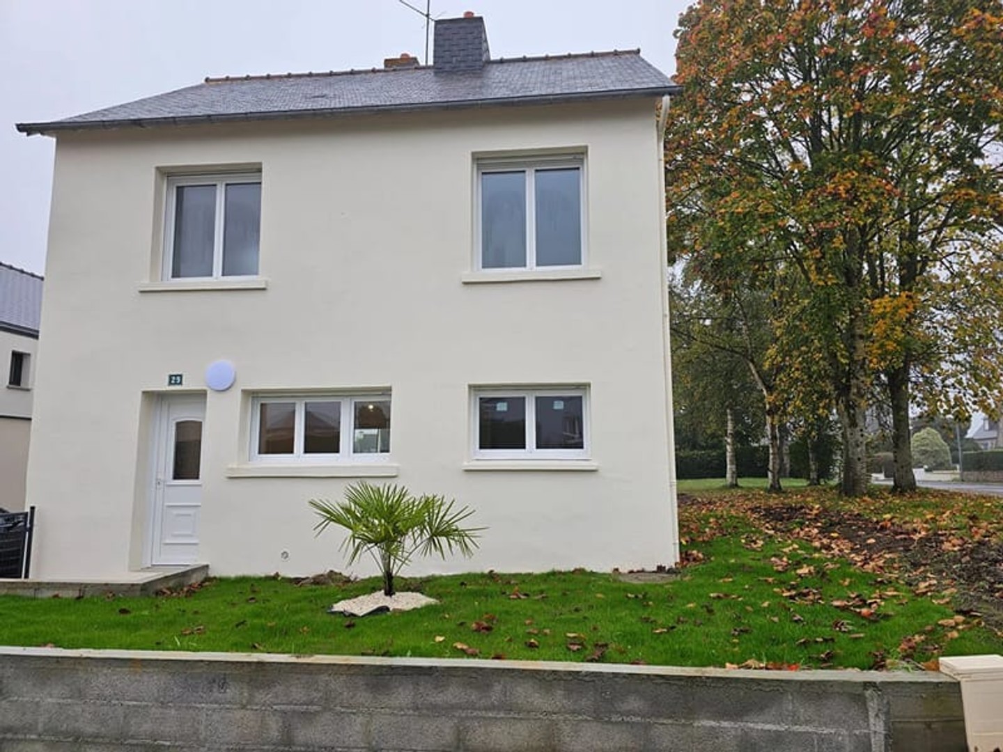 maison de ville, rénovée en totalité, proche commerces à pie