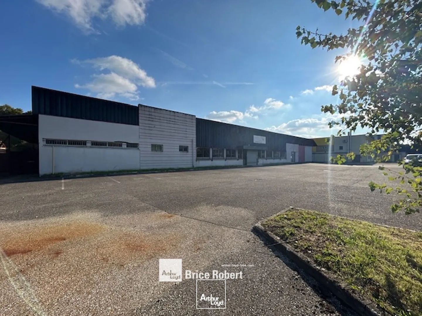 Locaux d'activité à vendre à Vaulx-en-Velin avec grand terrain sécurisé