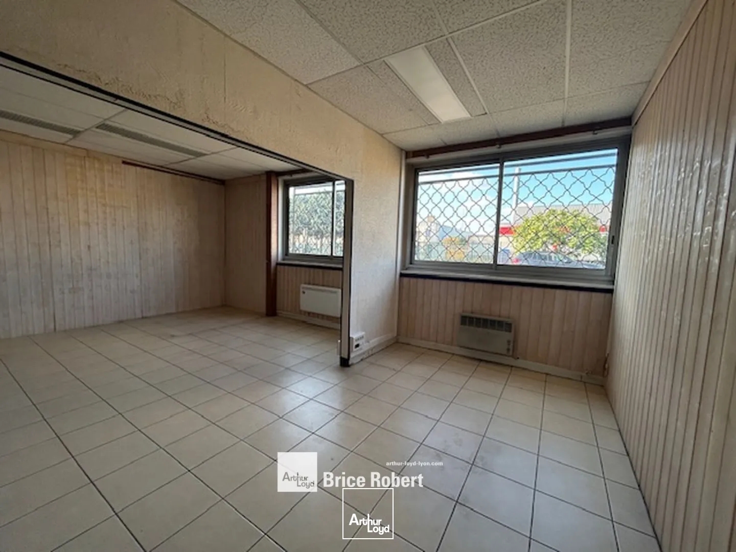 Locaux à vendre - 2200m2 - Vaulx-En-Velin (69120)