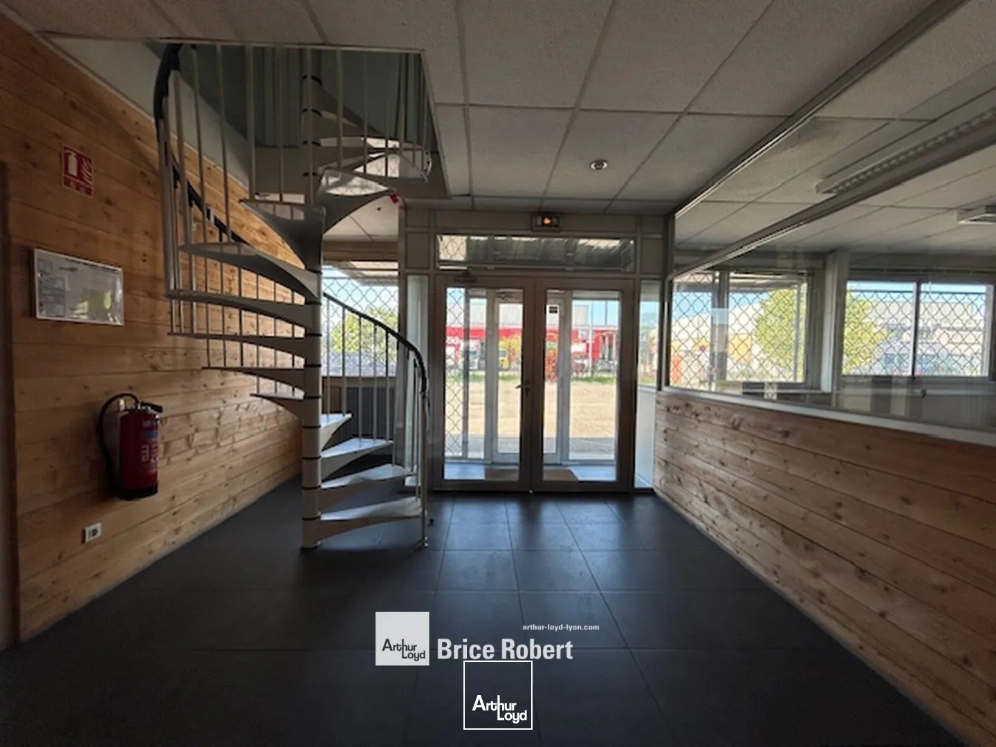 Locaux à vendre - 2200m2 - Vaulx-En-Velin (69120)