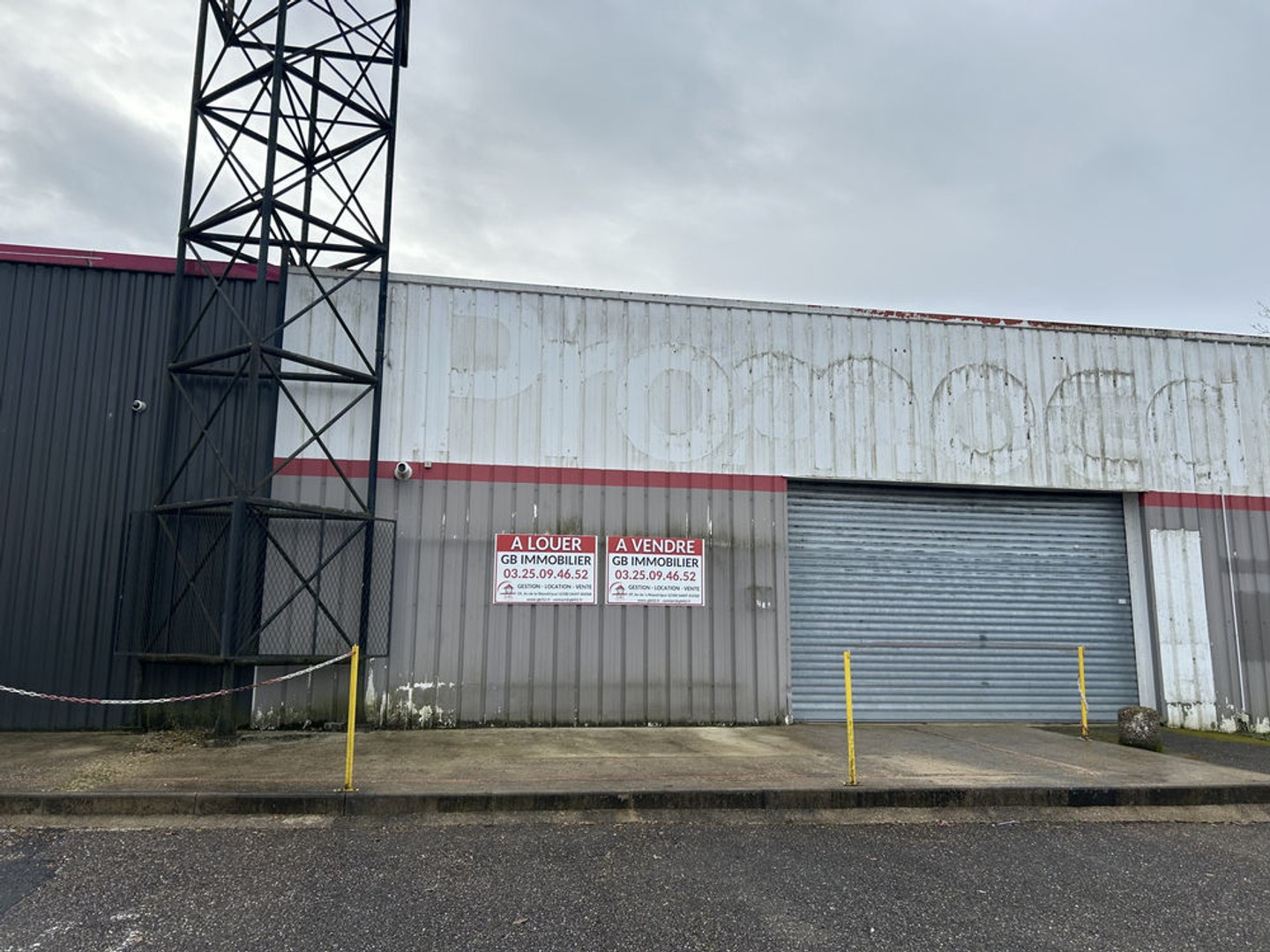 Local commercial de 1 600 m2 avec parking Idéal grande enseigne ou stockage