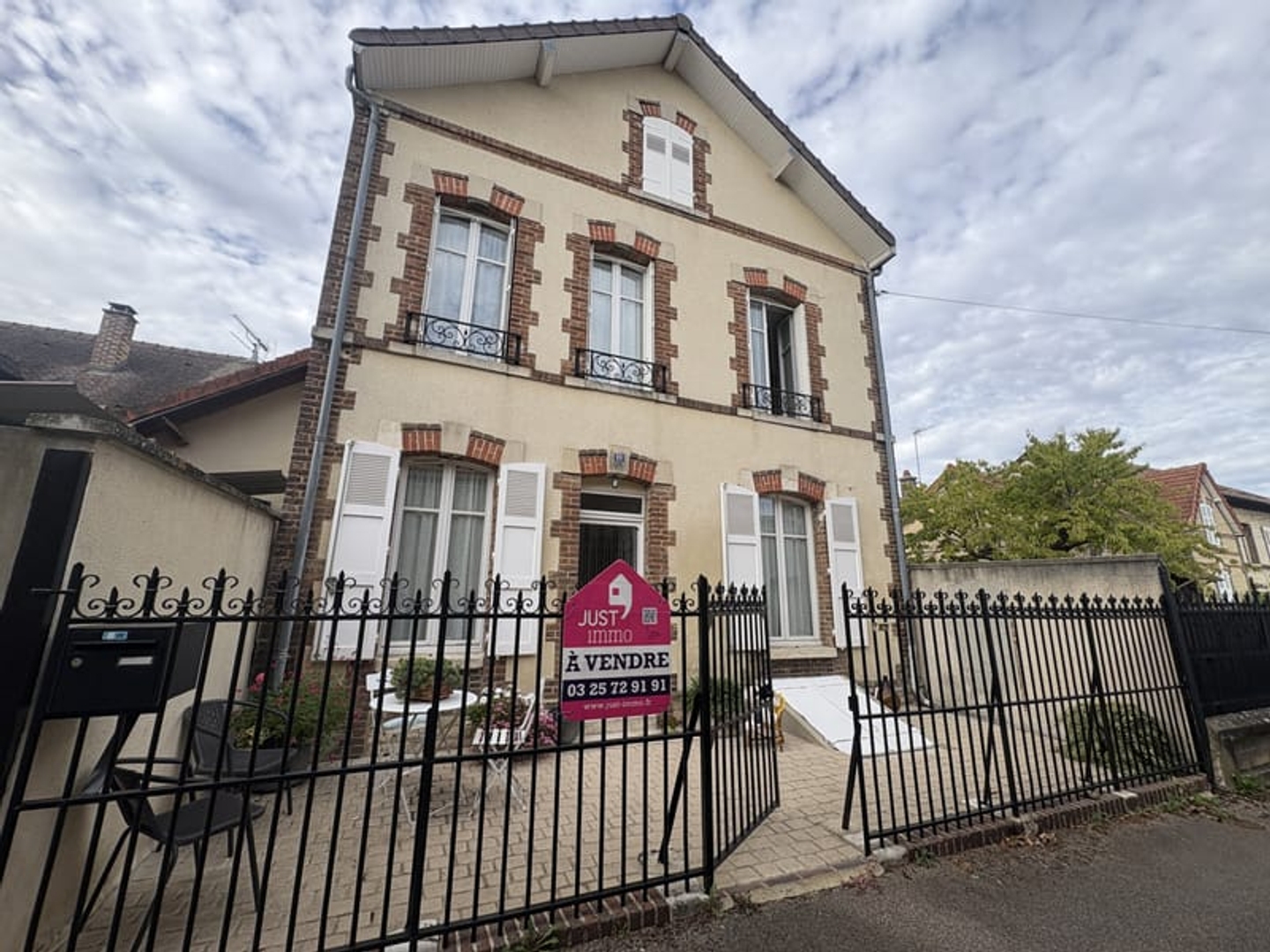 Maison des années 30 rénovée avec jardin intimiste 4 chamb