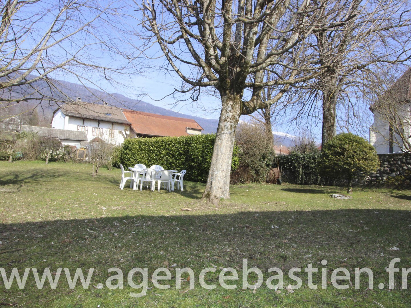 VENTE - ENSEMBLE IMMOBILIER - 2 HABITATIONS ET 1 GRANGE - CE