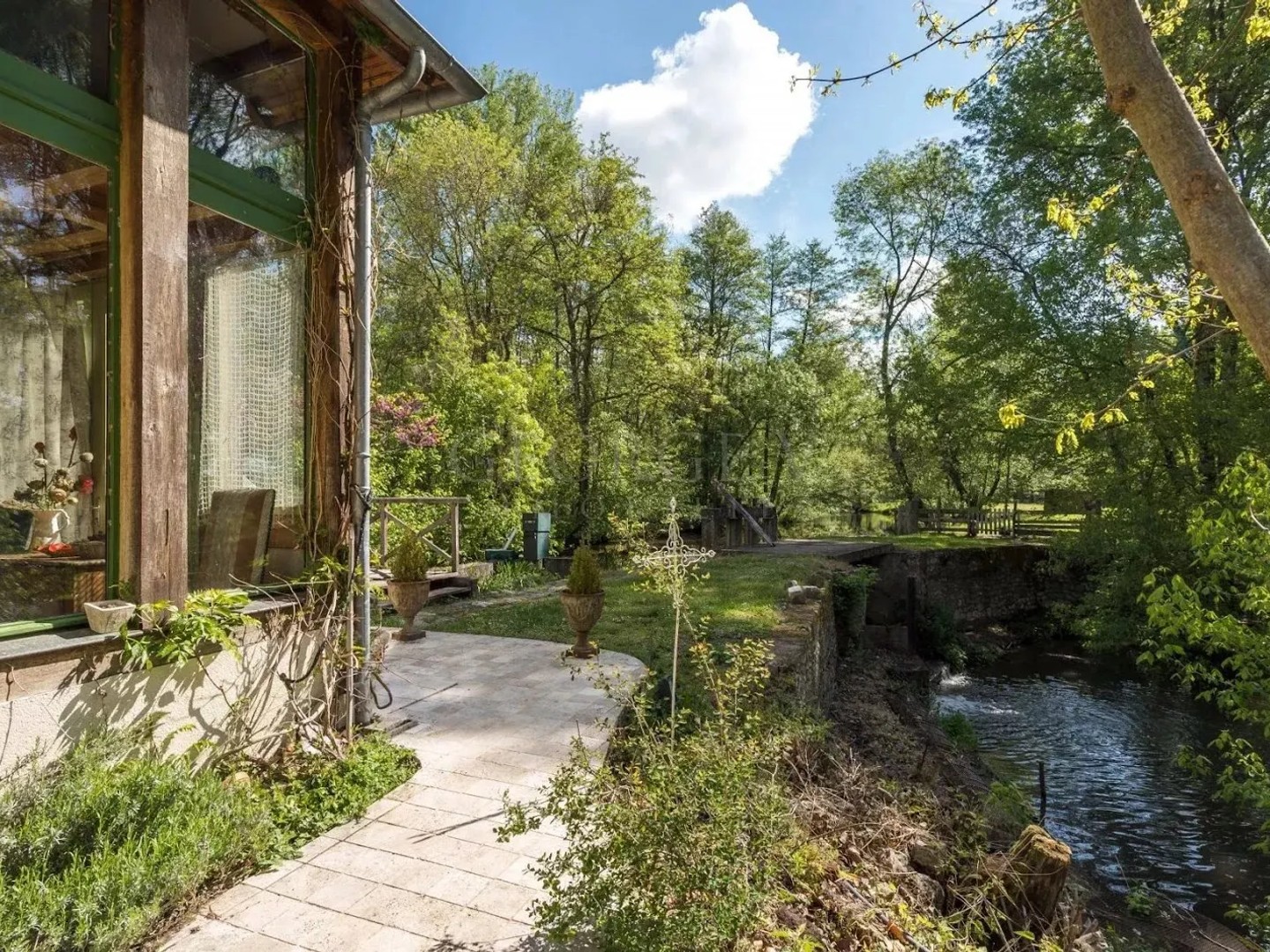 Moulin 24 pièces 2300 m²