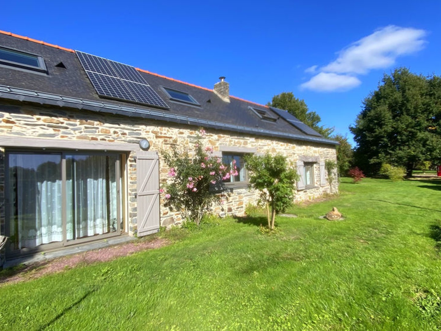 Magnifique ensemble immobilier en pierres rénové - 193m2 habitables + annexes