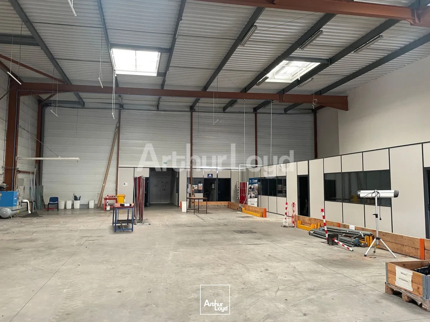 Entrepôt de 2 850 m² à vendre - dont 1 400 m² loués