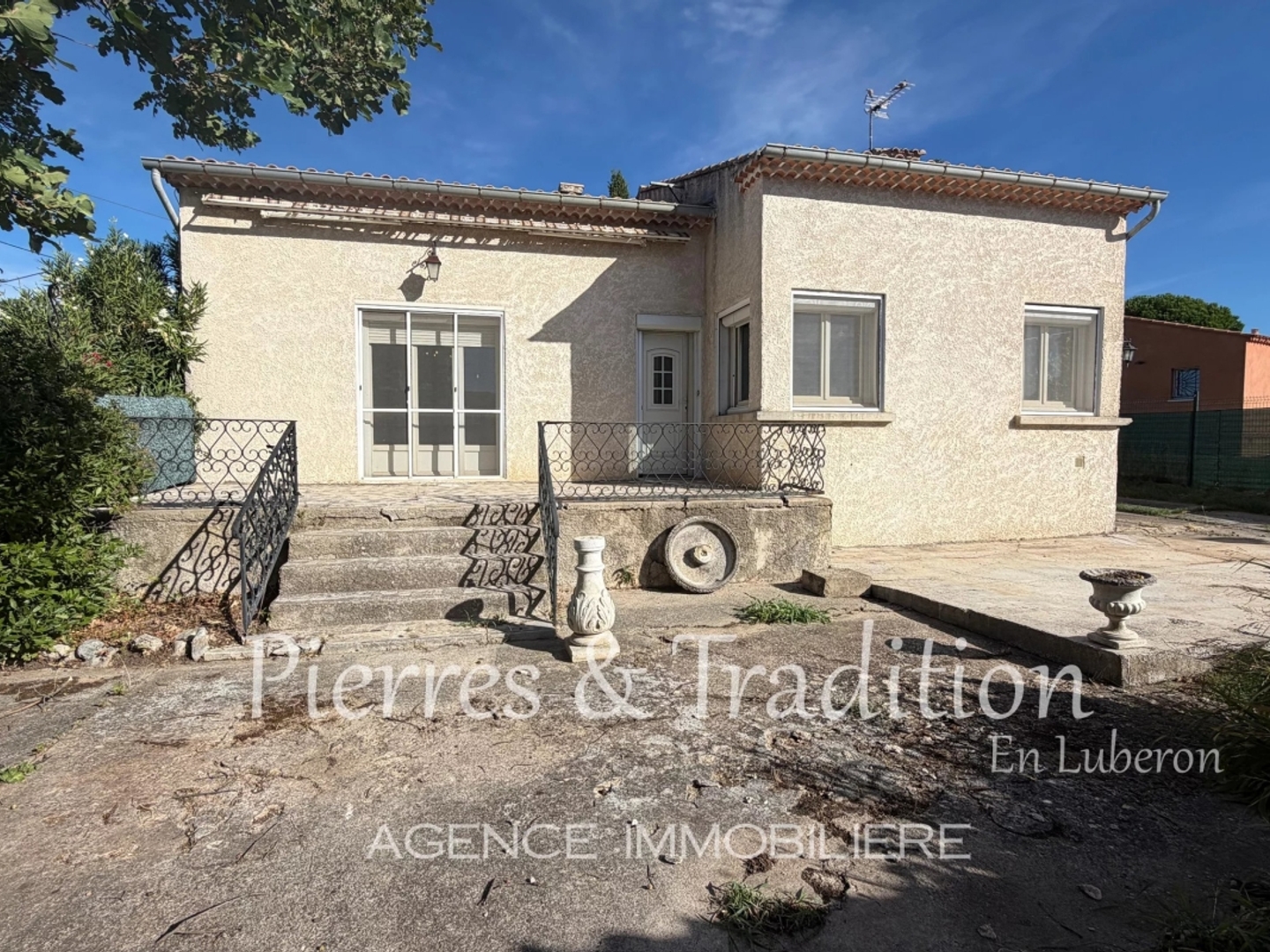 Gargas, maison individuelle de plain-pied avec jardin, terrasse et dépendance