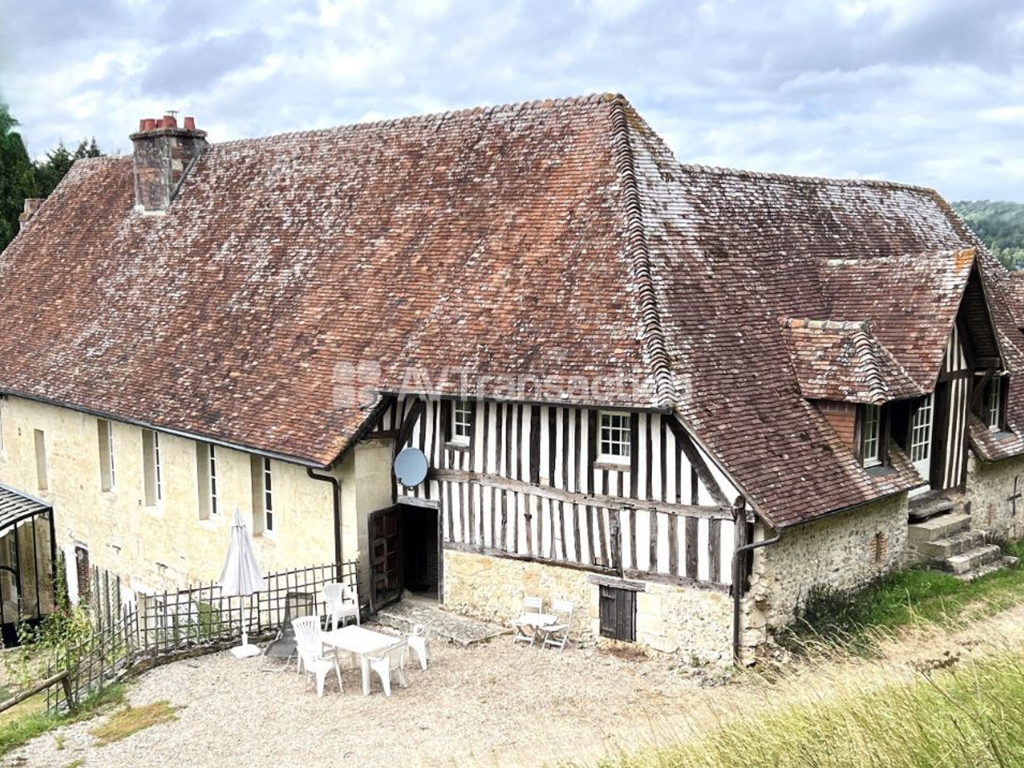 A vendre , Pont -l'Evêque ( 14130 ) manoir 418 m2 , 24 ha