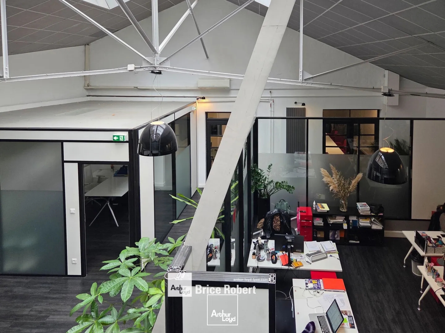 Bureaux à vendre lumineux avec accès cour à Lyon 9ème Vaise