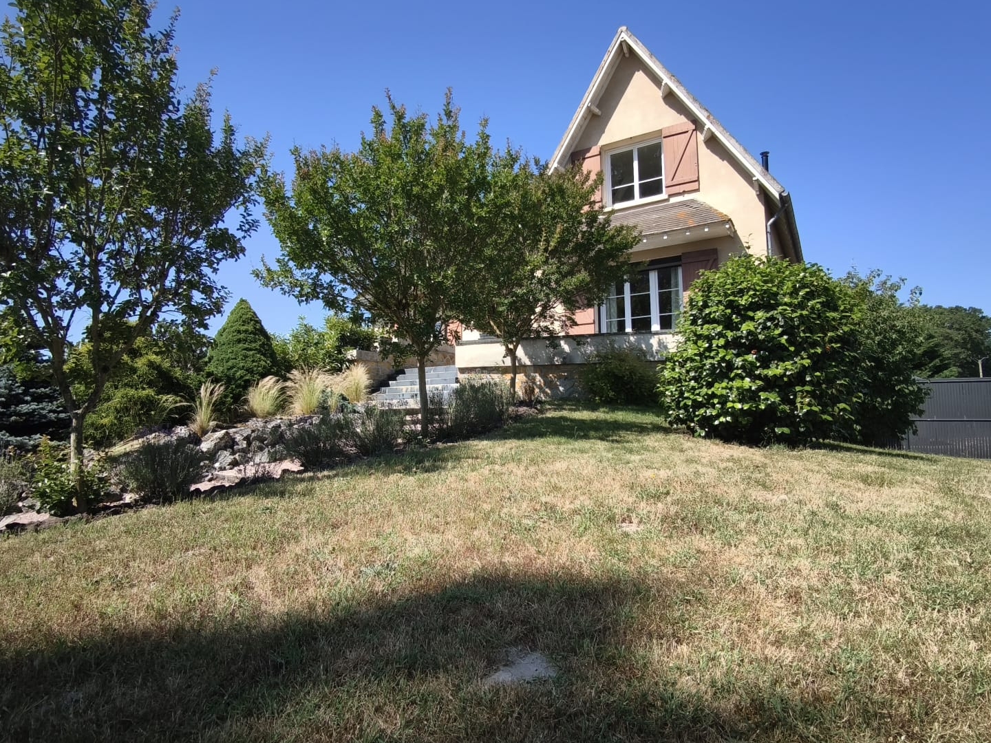 Propriété de plus de 8,5 hectares – Maison familiale avec piscin
