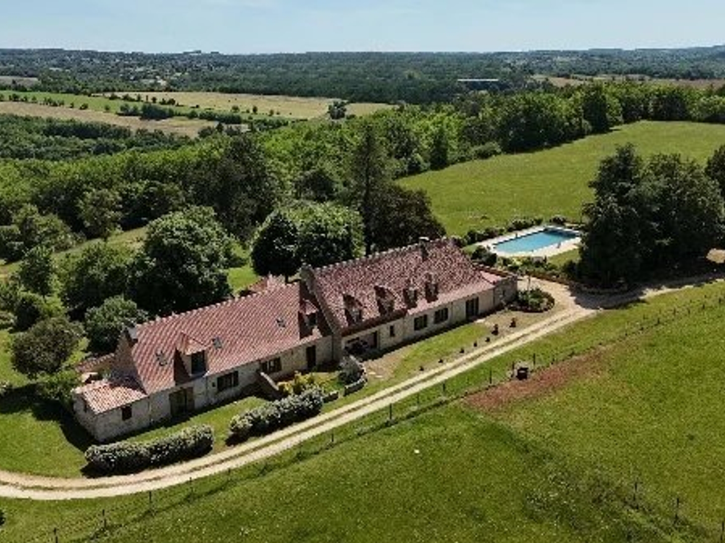 Une propriété rurale d'exception offrant des possibilités d'activités équestres et de revenus locatifs, dans un cadre exceptionnel