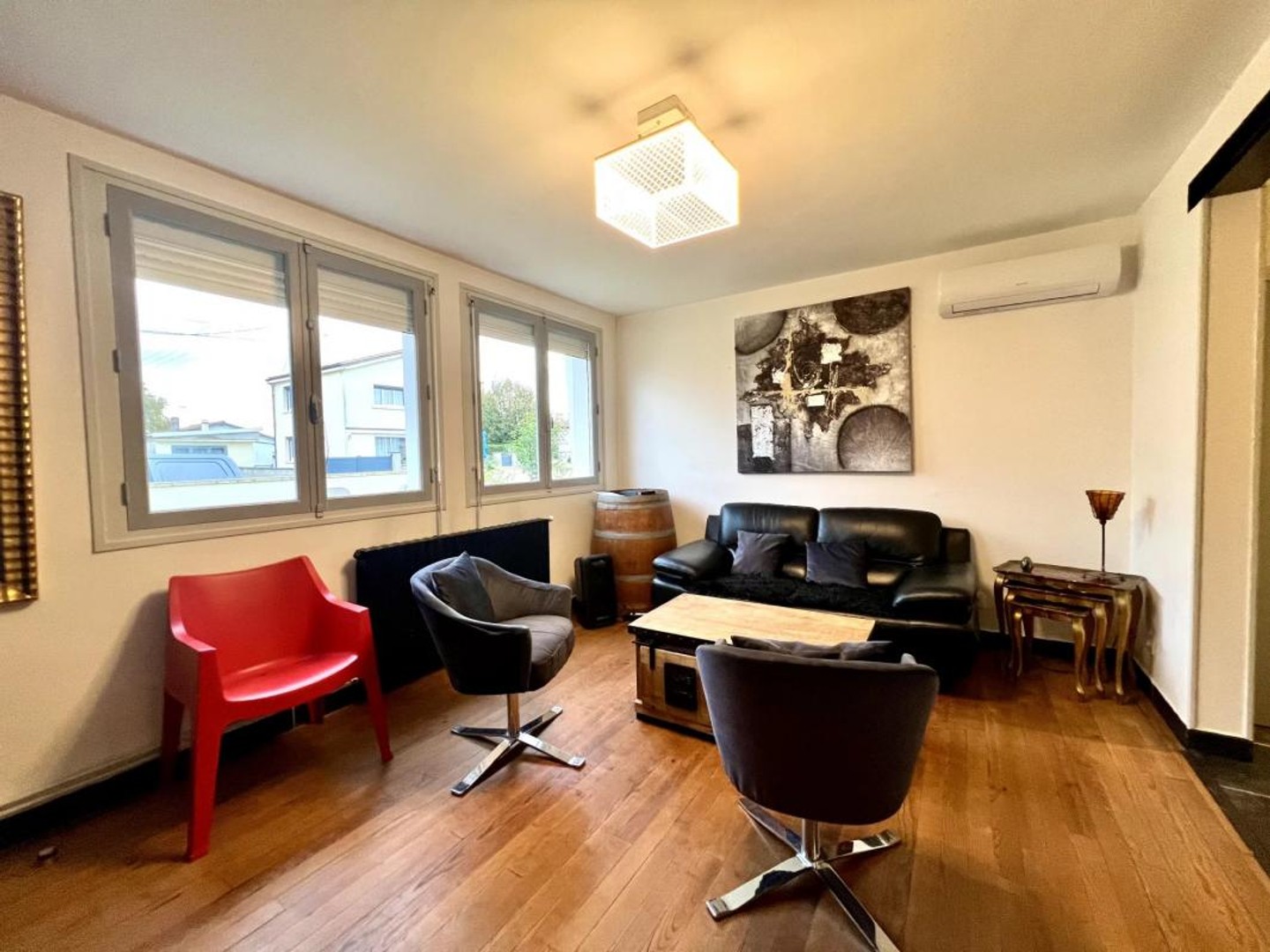 A cosy cocoon with adjoining studio, in the heart of Bergerac...