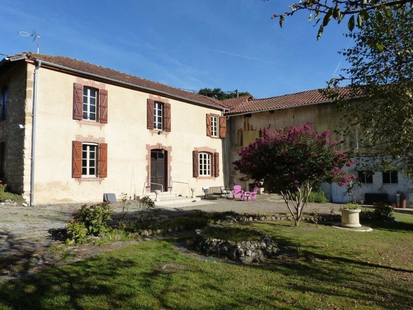 À vendre, proche de Castelnau Magnoac (Hautes Pyrénées): Ferme gasconne des années 1750 avec 3 chambres ; granges avec atelier,