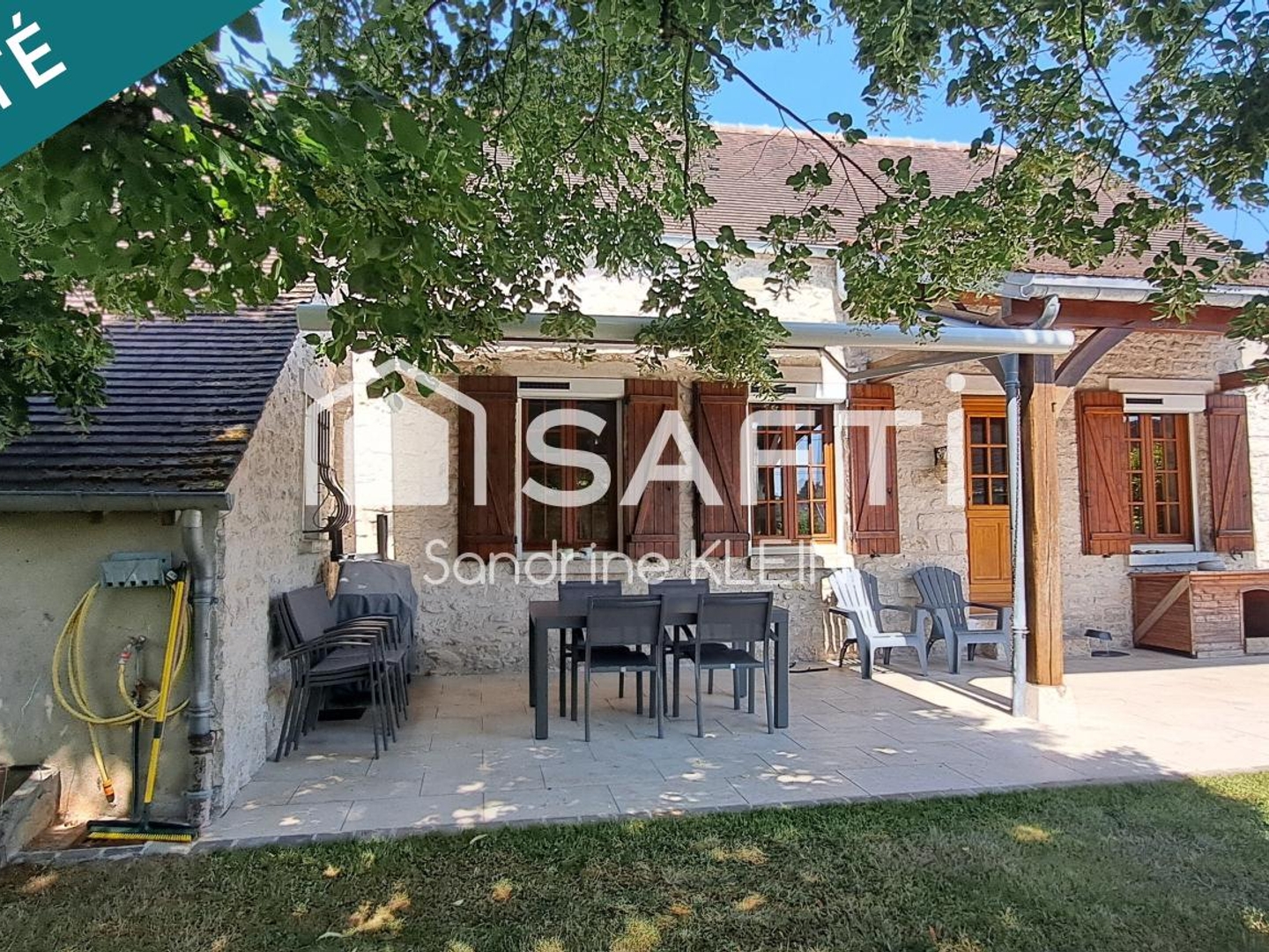 Maison en pierre rénovée avec dépendances, 5 pièces, terrain clos 1000m²