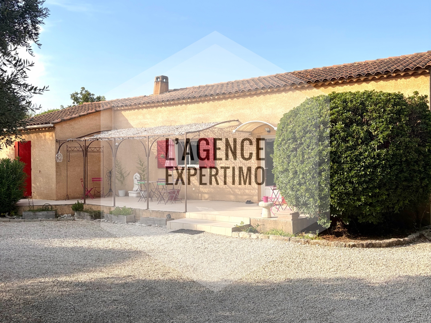 Belle maison de plain-pied avec appartement et bureau sur un terrain constructible