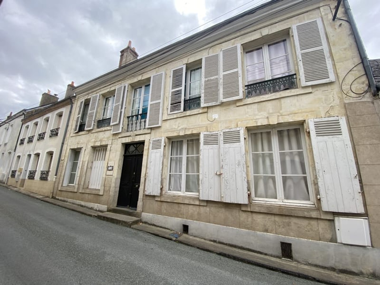 Maison de village de charme à rafraîchir, avec cour et dépendances