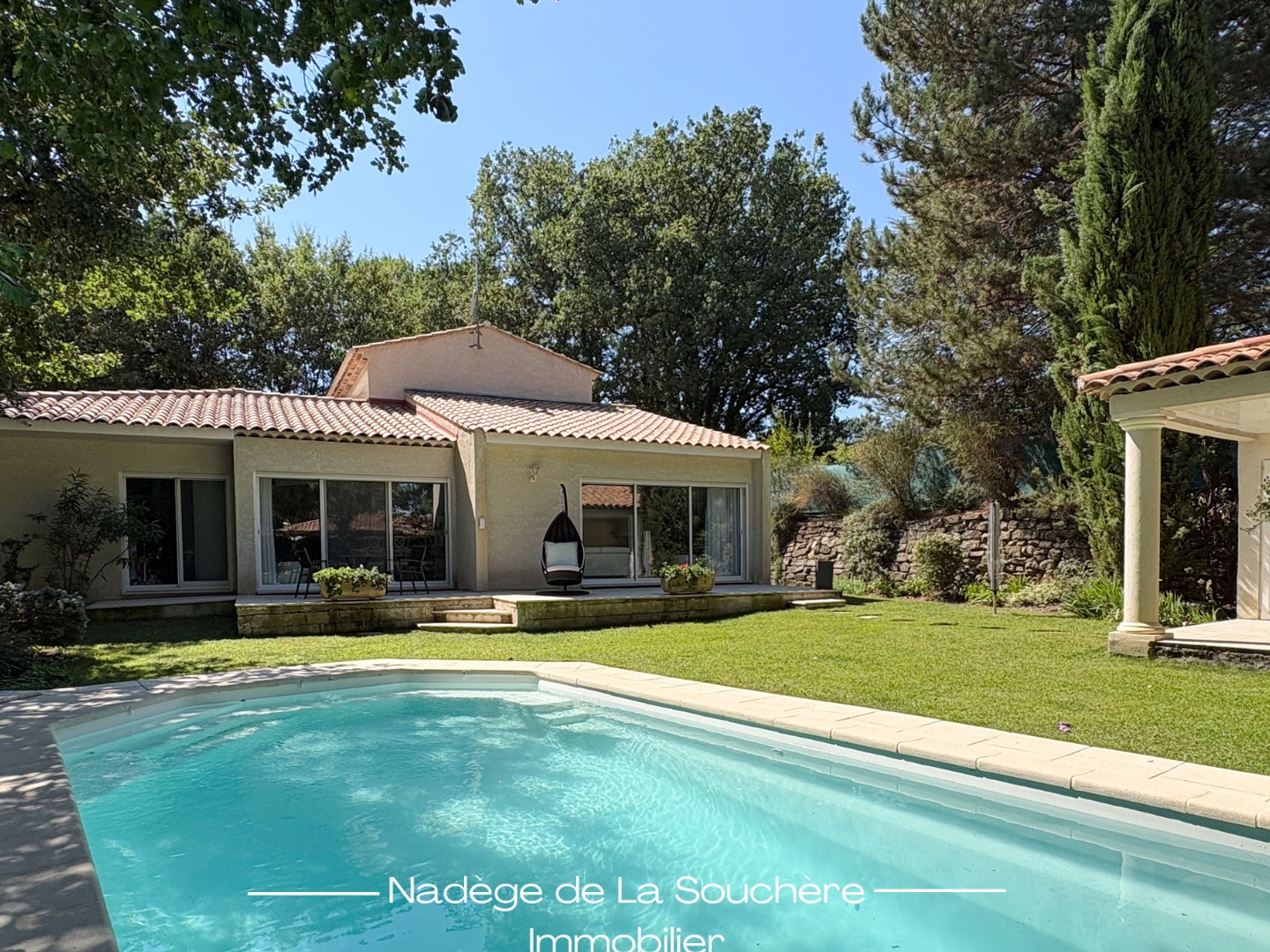 Peynier (Les Michels) - Spacieuse villa T6 de 200 m² - Terrain d'environ 1 200 m², piscine, pool house et doub