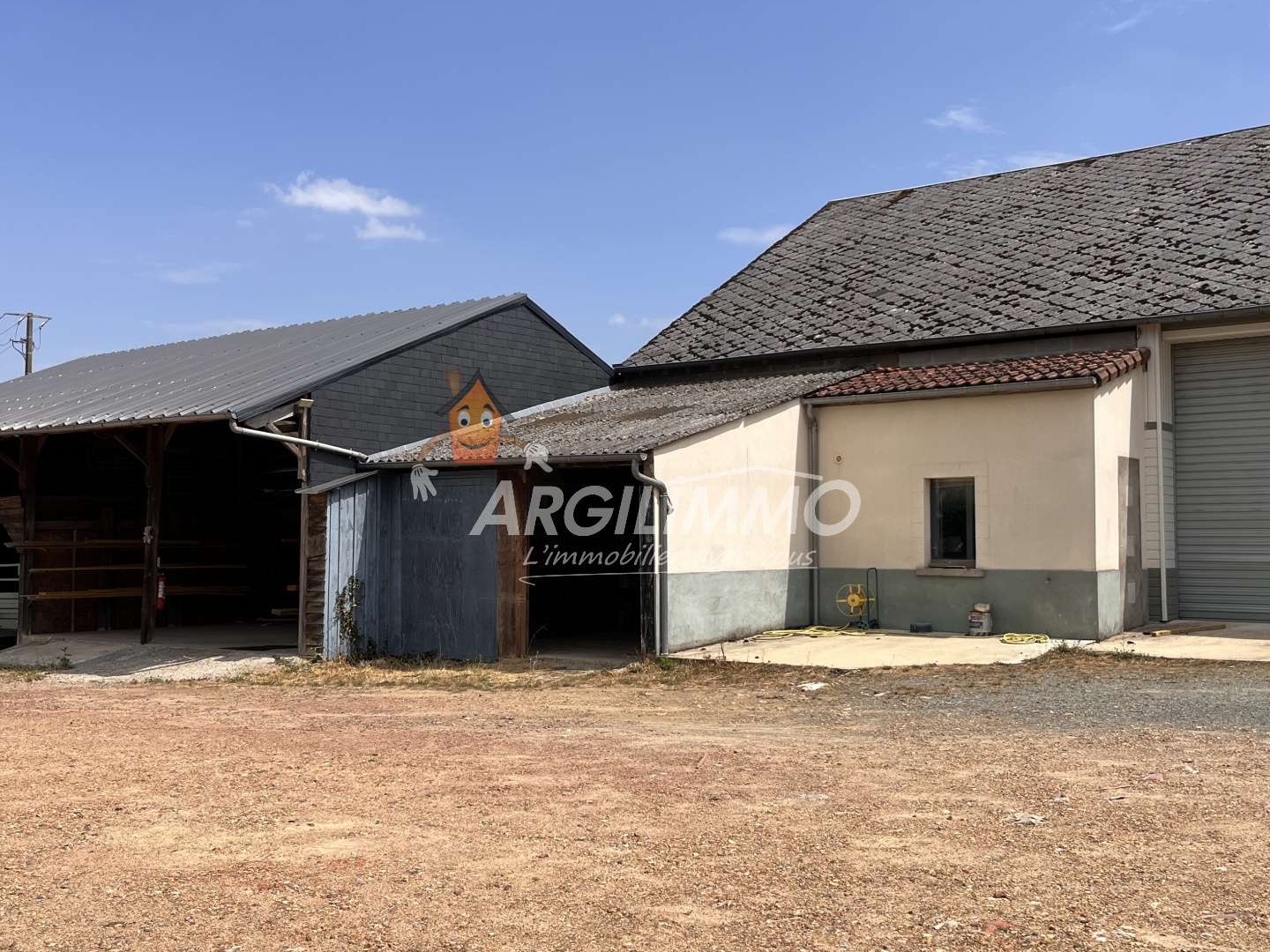 Locaux à vendre - 6 pièces - 1000m2 - Connerré (72160)