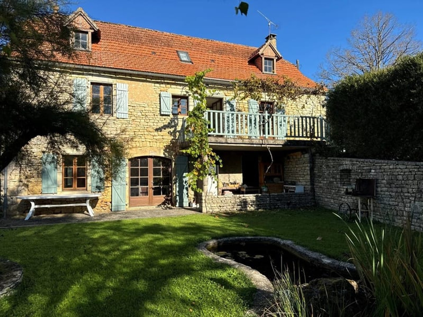 Belle maison en pierre avec piscine, au calme, sur un terrain de