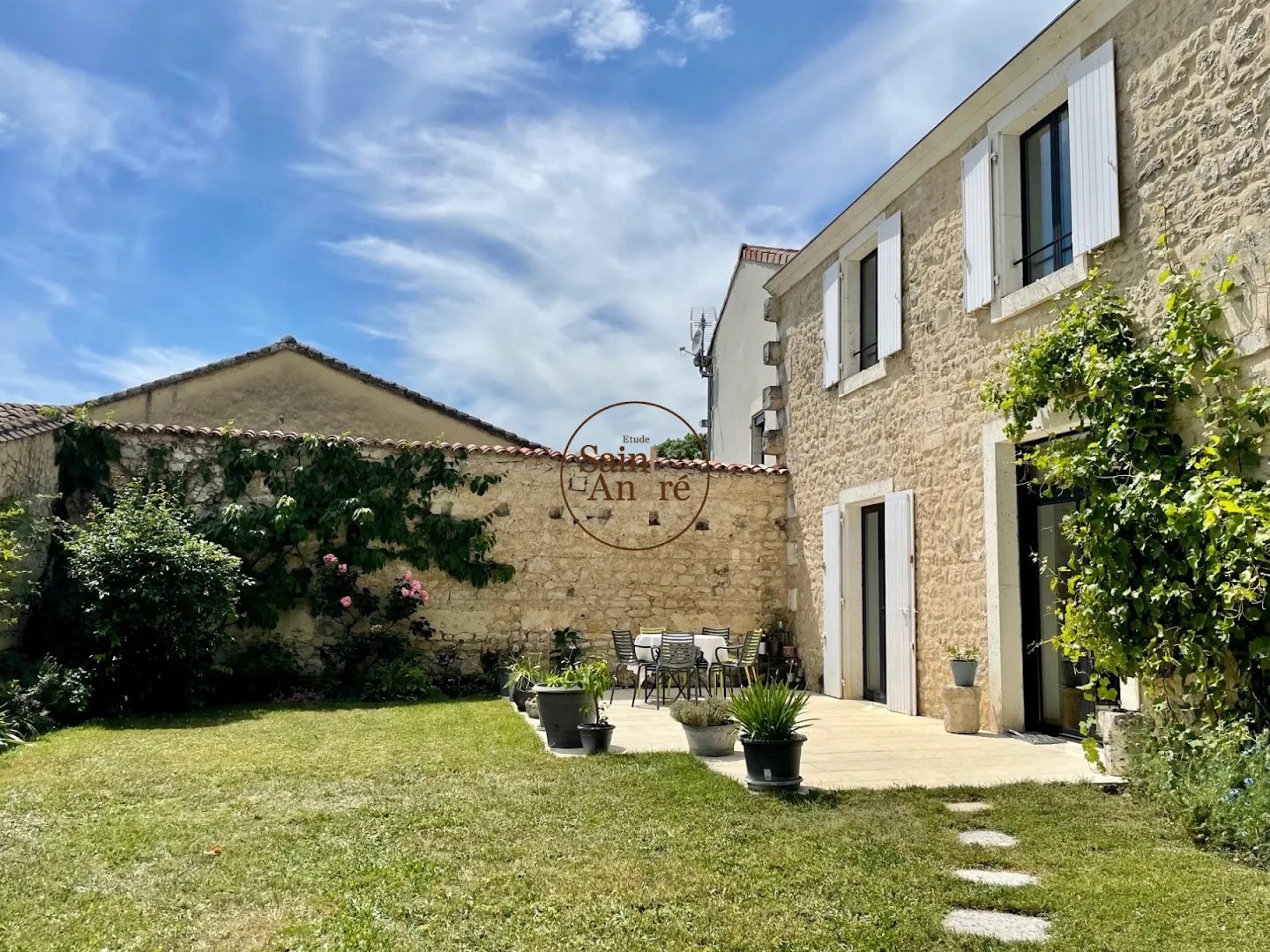 Maison à vendre - 7 pièces - 300m2 - Gond-Pontouvre (16160)