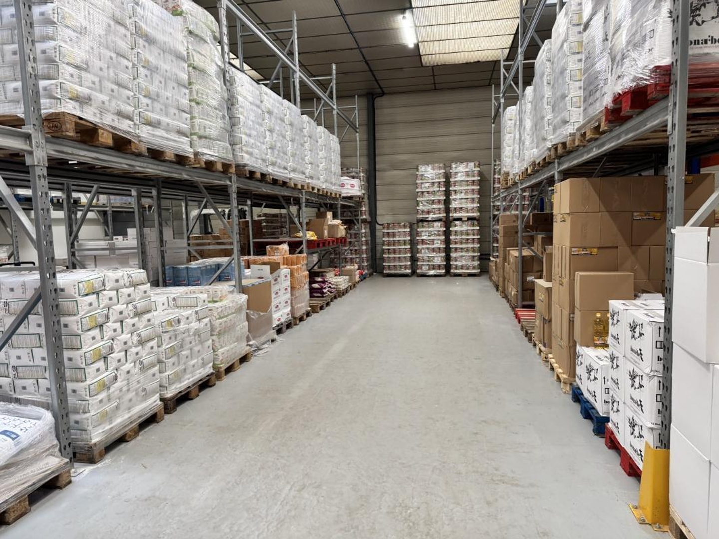 Locaux d'activité à vendre à Taverny avec bureaux lumineux et accès poids lourds