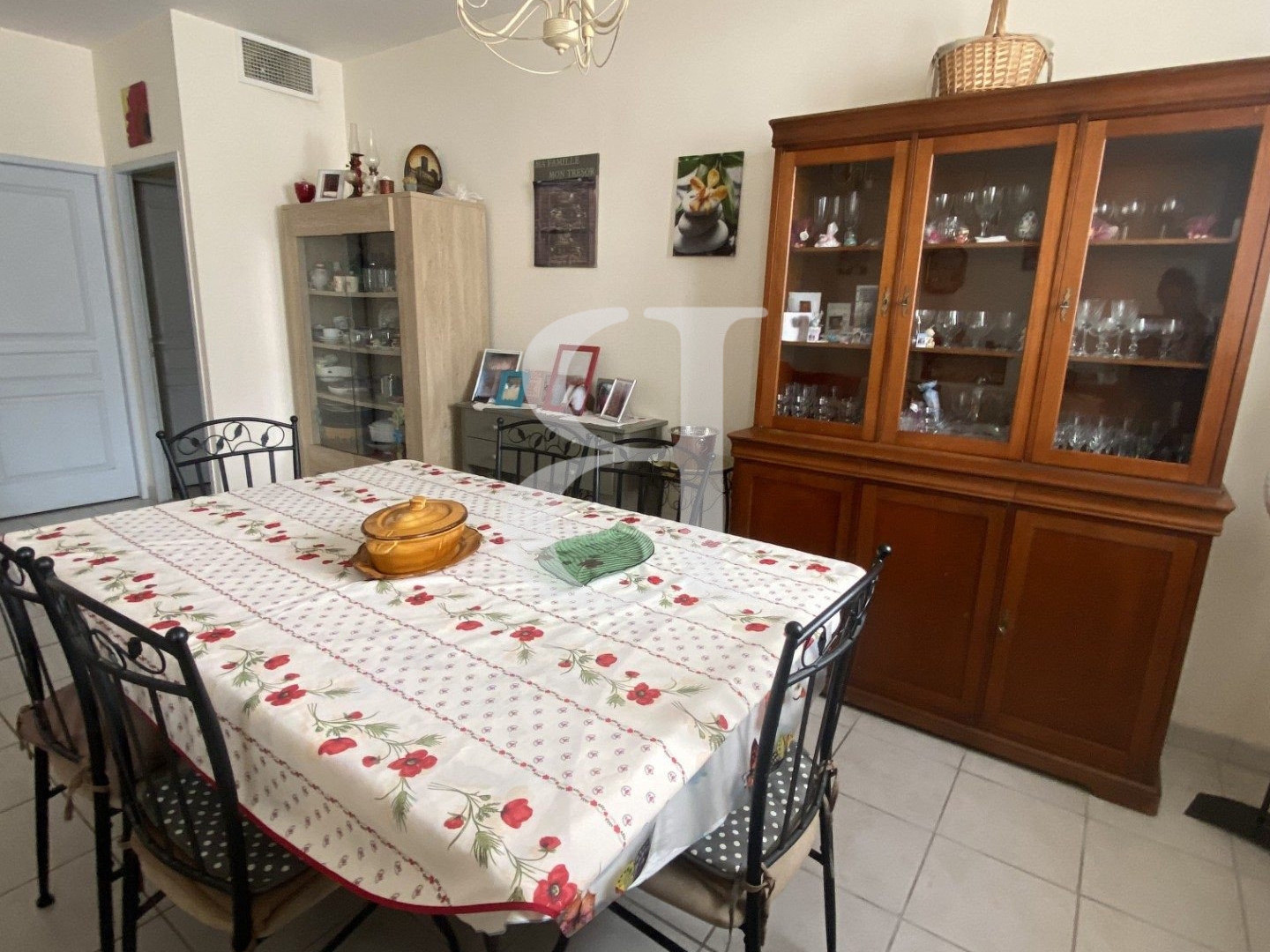 Bel appartement avec cave et stationnement à Carpentras