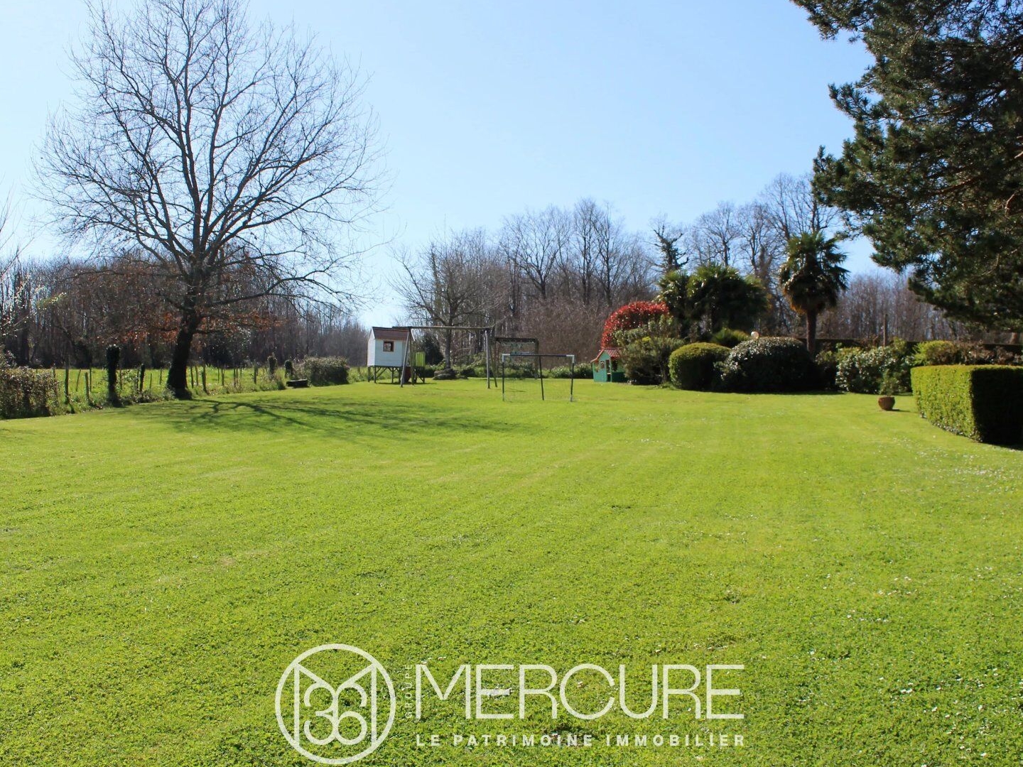 Immeuble à vendre - 24 pièces - 514m2 - Saujon (17600)