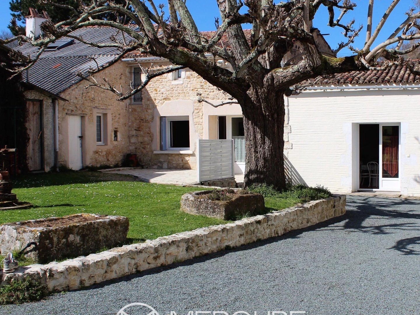 Immeuble à vendre - 24 pièces - 514m2 - Saujon (17600)