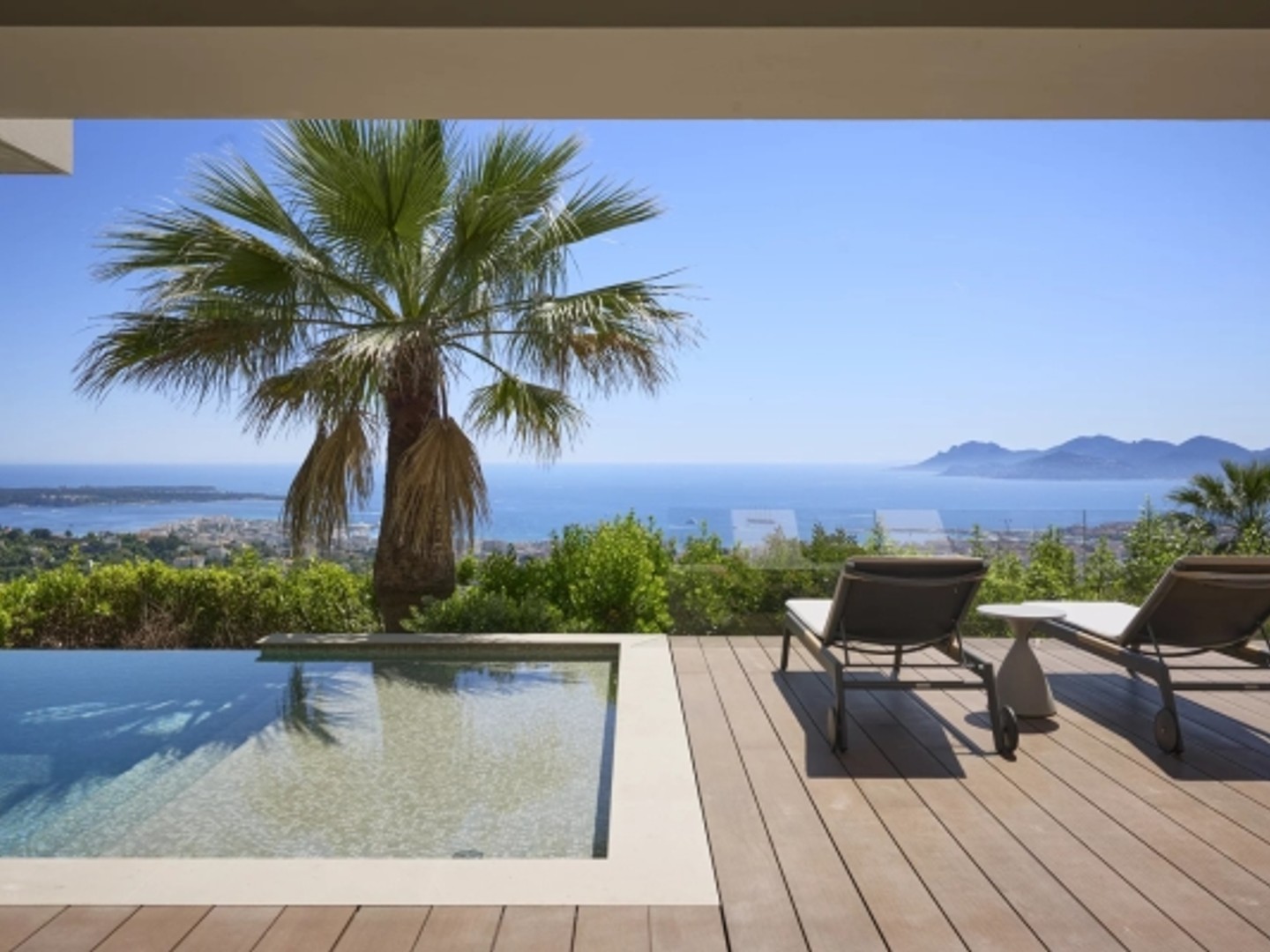CANNES - Propriété entièrement rénovée avec vue mer féerique