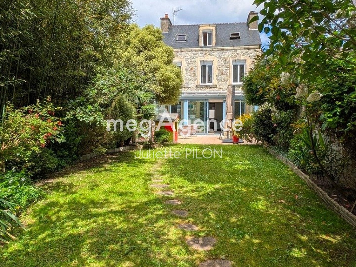 Maison de ville avec jardin et dépendance