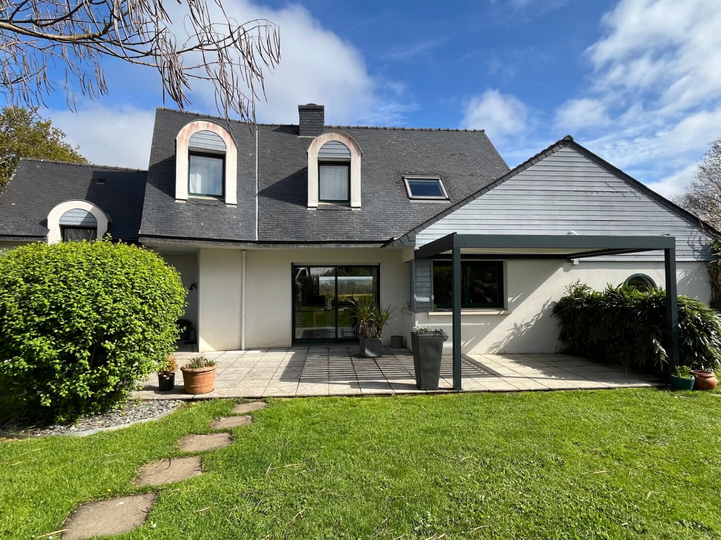 A vendre - Maison d'architecte en campagne de Landévant et son terrain d'environ 20 000m²
