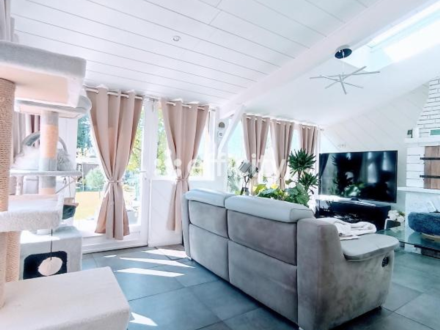 Maison à vendre - 12 pièces - 184m2 - Cernay (86140)