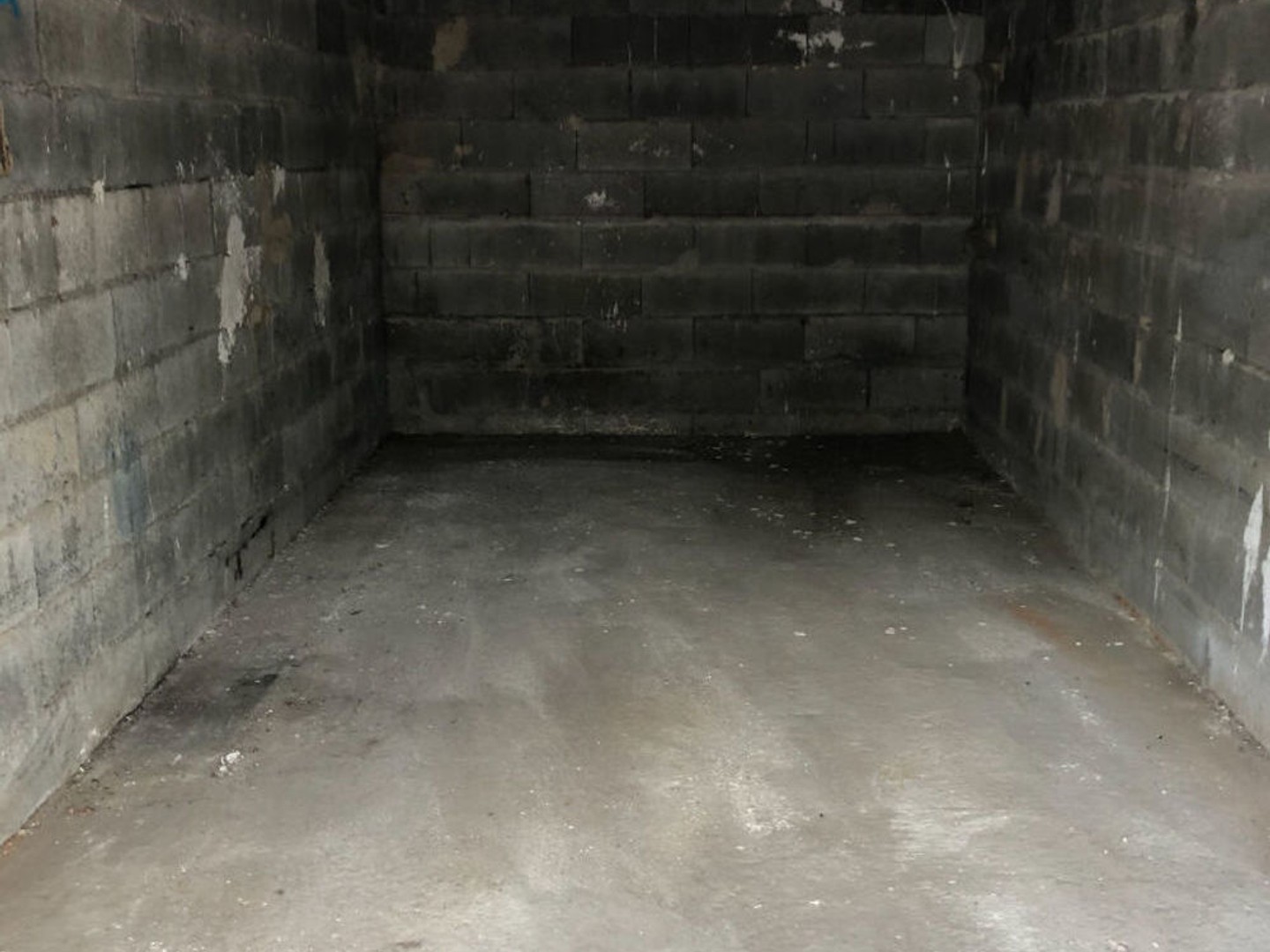 EXCLUSIVITE NIMES Quartier Grézan/route de Beaucaire Garage fermé d'environ 14m² dans une copropriété sécurisé.